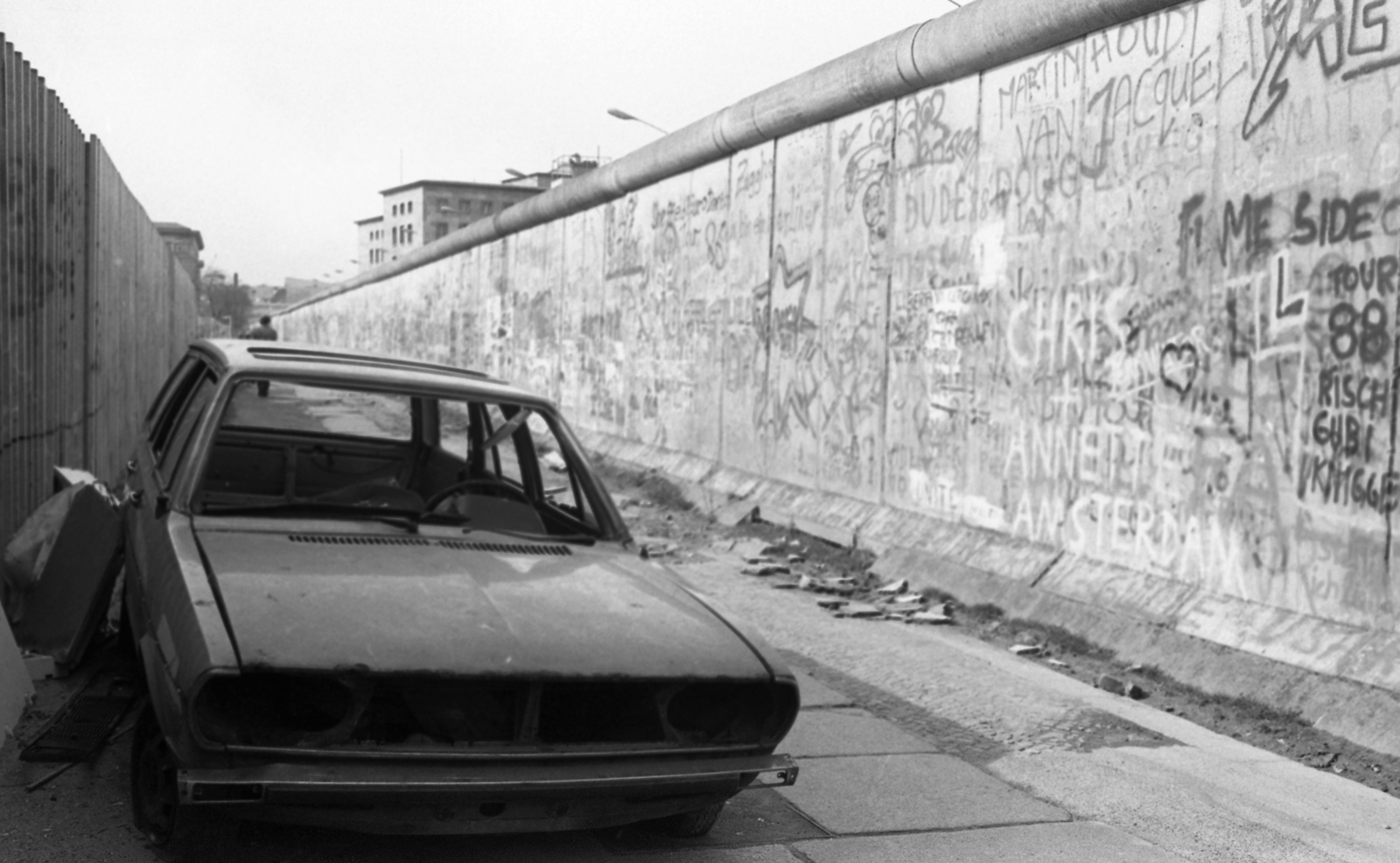 Germany, Berlin, Zimmerstrasse, berlini fal. Az épület a keleti oldalon a Niederkirchnerstrasse és Wilhelmstrasse sarkán áll., 1988, Urbán Tamás, Volkswagen-brand, wreck, GDR, Berlin Wall, East-Berlin, West Berlin, Fortepan #44772