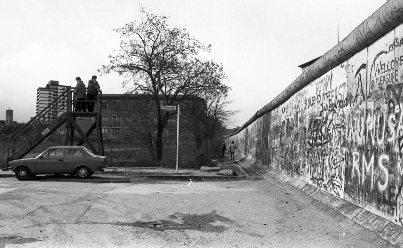 Németország, Berlin, Wilhelmstrasse, kilátó a keleti oldal felé. A berlini fal a Niederkirchnerstrassen folytatódik., 1988, Urbán Tamás, német gyártmány, Volkswagen-márka, kilátó, Berlini fal, automobil, Nyugat-Berlin, Volkswagen Derby, Fortepan #44774