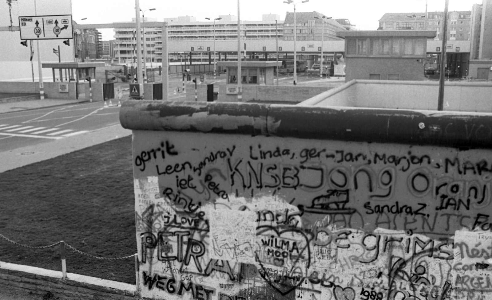 Germany, Berlin, Friedrichstrasse. Határátkelőhely Nyugat-Berlin és Kelet-Berlin között a nyugati oldalról, a Zimmerstrasse felől nézve. Előtérben a berlini fal., 1988, Urbán Tamás, road signs, GDR, border crossing, Berlin Wall, East-Berlin, West Berlin, Fortepan #44778