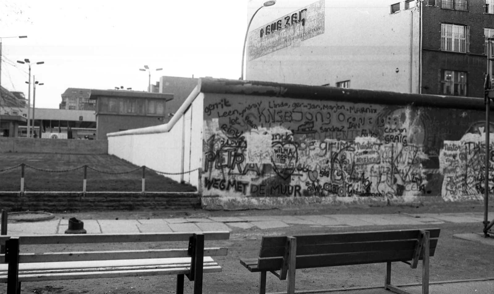 Germany, Berlin, Zimmerstrasse. Nyugat-Berlin és Kelet-Berlin közötti határátkelőhely a Friedrichstrasse-n, a nyugati oldalról nézve. Előtérben a berlini fal., 1988, Urbán Tamás, ad, GDR, lamp post, border crossing, bench, Berlin Wall, East-Berlin, West Berlin, Fortepan #44780