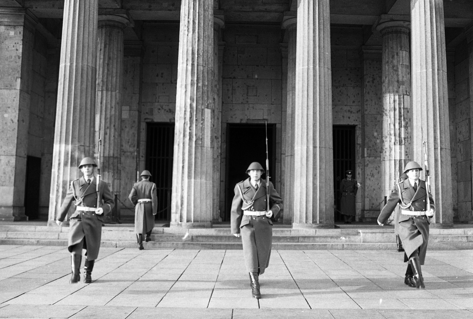 Németország, Berlin, Kelet-Berlin, Unter den Linden, a háborús áldozatok emlékműve (Neue Wache), őrségváltás., 1988, Urbán Tamás, NDK, katona, őrség, Kelet-Berlin, díszőrség, Fortepan #44782