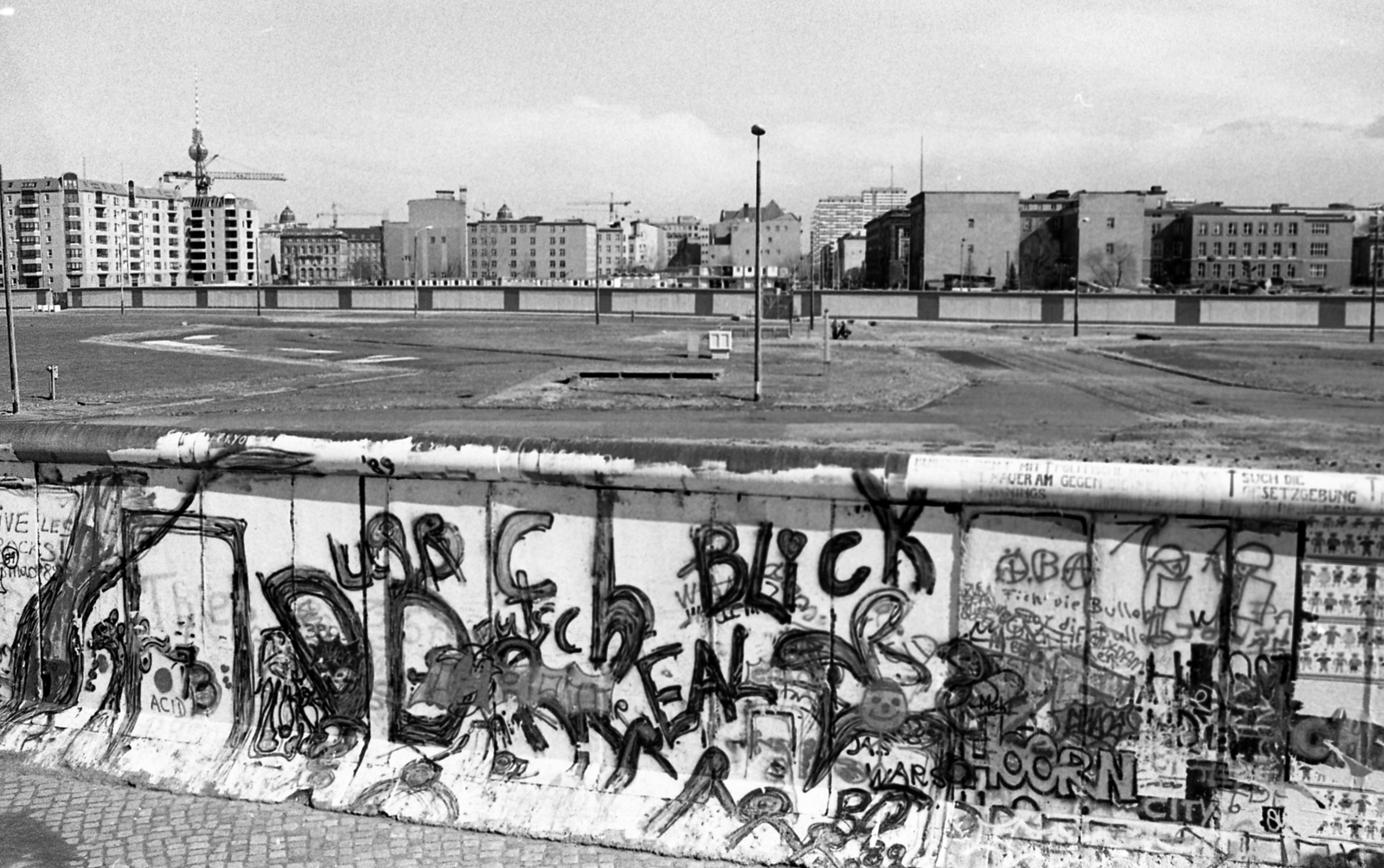 Germany, Berlin, a berlini fal a Potsdamer Platz felől a Leipziger Platz felé nézve., 1988, Urbán Tamás, construction, GDR, Berlin Wall, East-Berlin, West Berlin, Fortepan #44785