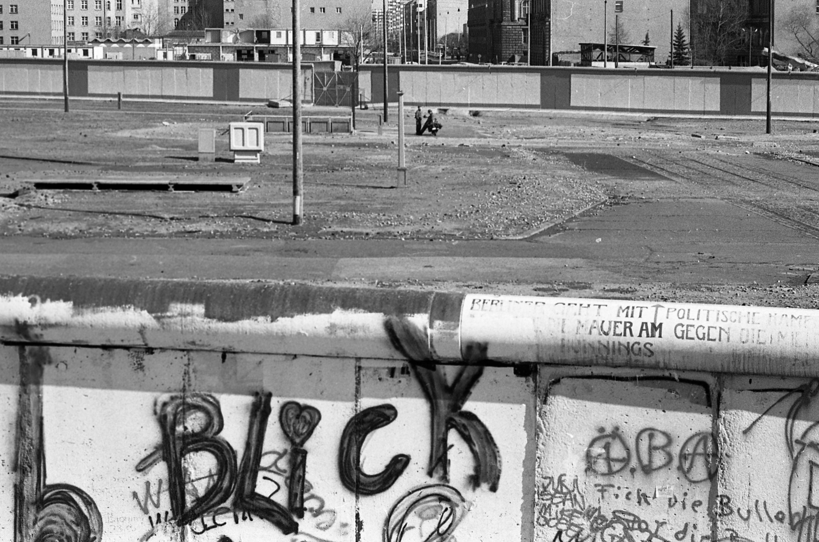 Németország, Berlin, a berlini fal a Potsdamer Platz felől a Leipziger Platz felé nézve., 1988, Urbán Tamás, graffiti, Berlini fal, Kelet-Berlin, Nyugat-Berlin, Fortepan #44787