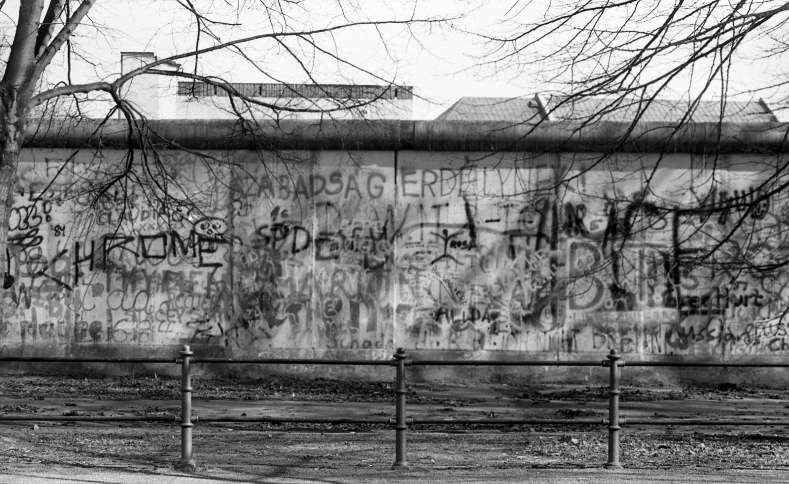 Germany, Berlin, a berlini fal és a Brandenburgi kapu Nyugat-Berlin felől., 1988, Urbán Tamás, railing, GDR, Berlin Wall, graffiti, East-Berlin, West Berlin, Fortepan #44788