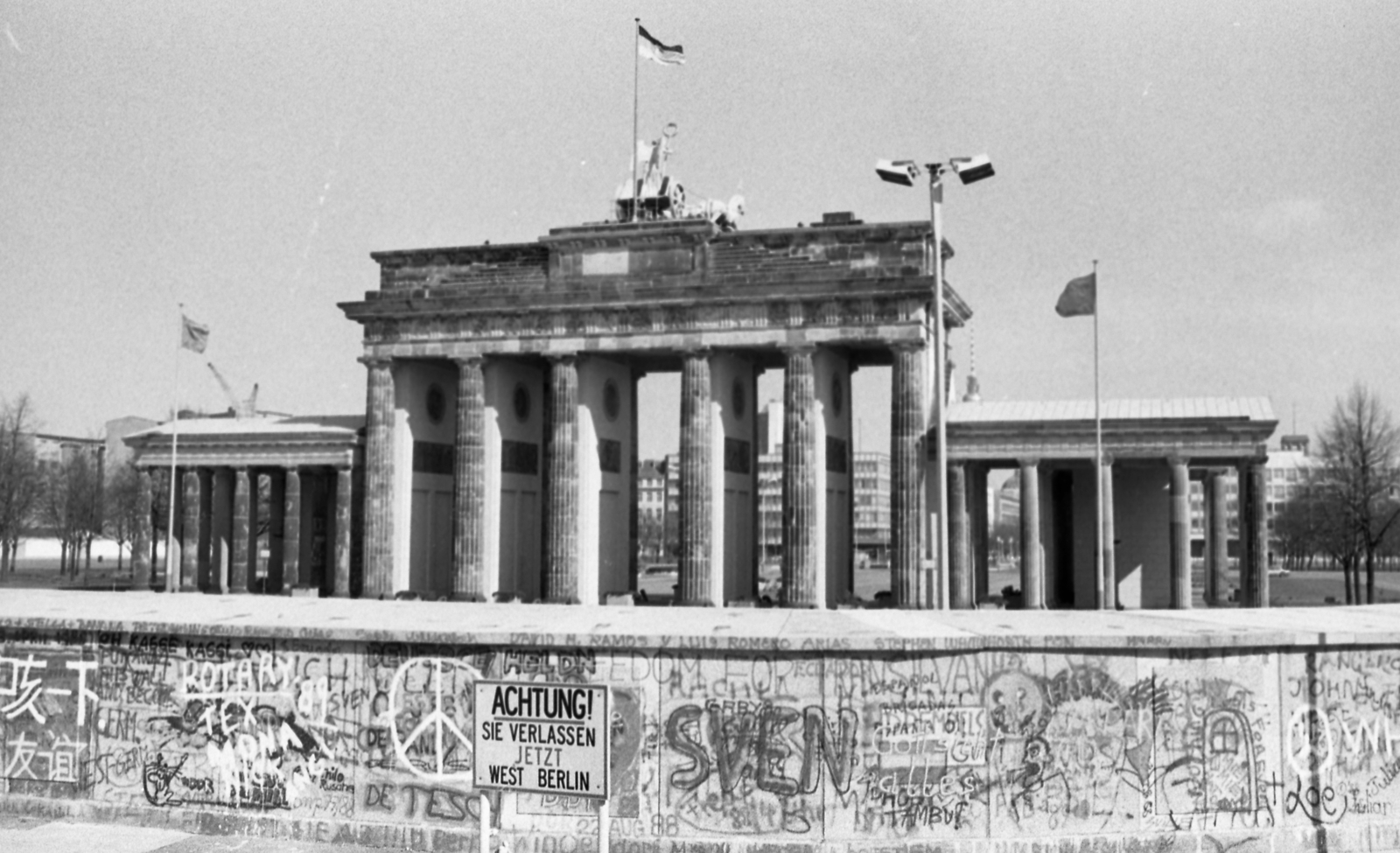Németország, Berlin, a berlini fal és a Brandenburgi kapu Nyugat-Berlin felől., 1988, Urbán Tamás, emlékmű, NDK, graffiti, Berlini fal, Kelet-Berlin, Nyugat-Berlin, béke, neoklasszicizmus, Carl Gotthard Langhans-terv, Fortepan #44789