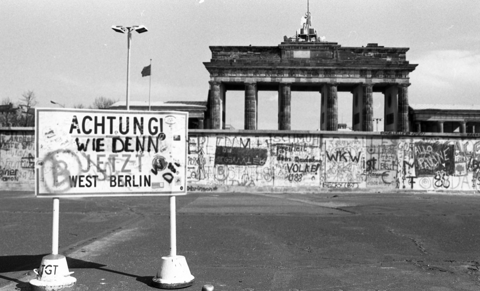 Germany, Berlin, a berlini fal és a Brandenburgi kapu Nyugat-Berlin felől., 1988, Urbán Tamás, label, monument, GDR, Berlin Wall, East-Berlin, West Berlin, Neoclassical architecture, Carl Gotthard Langhans-design, Fortepan #44790