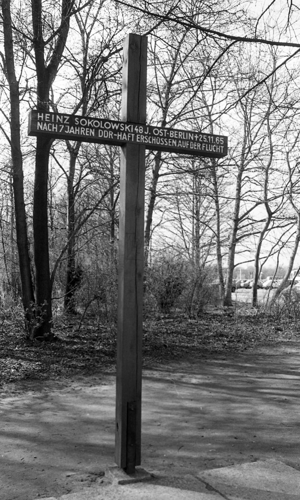Germany, Berlin, a berlini falon szökés közben lelőtt Heinz Sokolowski emlékműve az Ebertstrasse és Scheidemannstrasse sarkán., 1988, Urbán Tamás, monument, cross, West Berlin, Fortepan #44793
