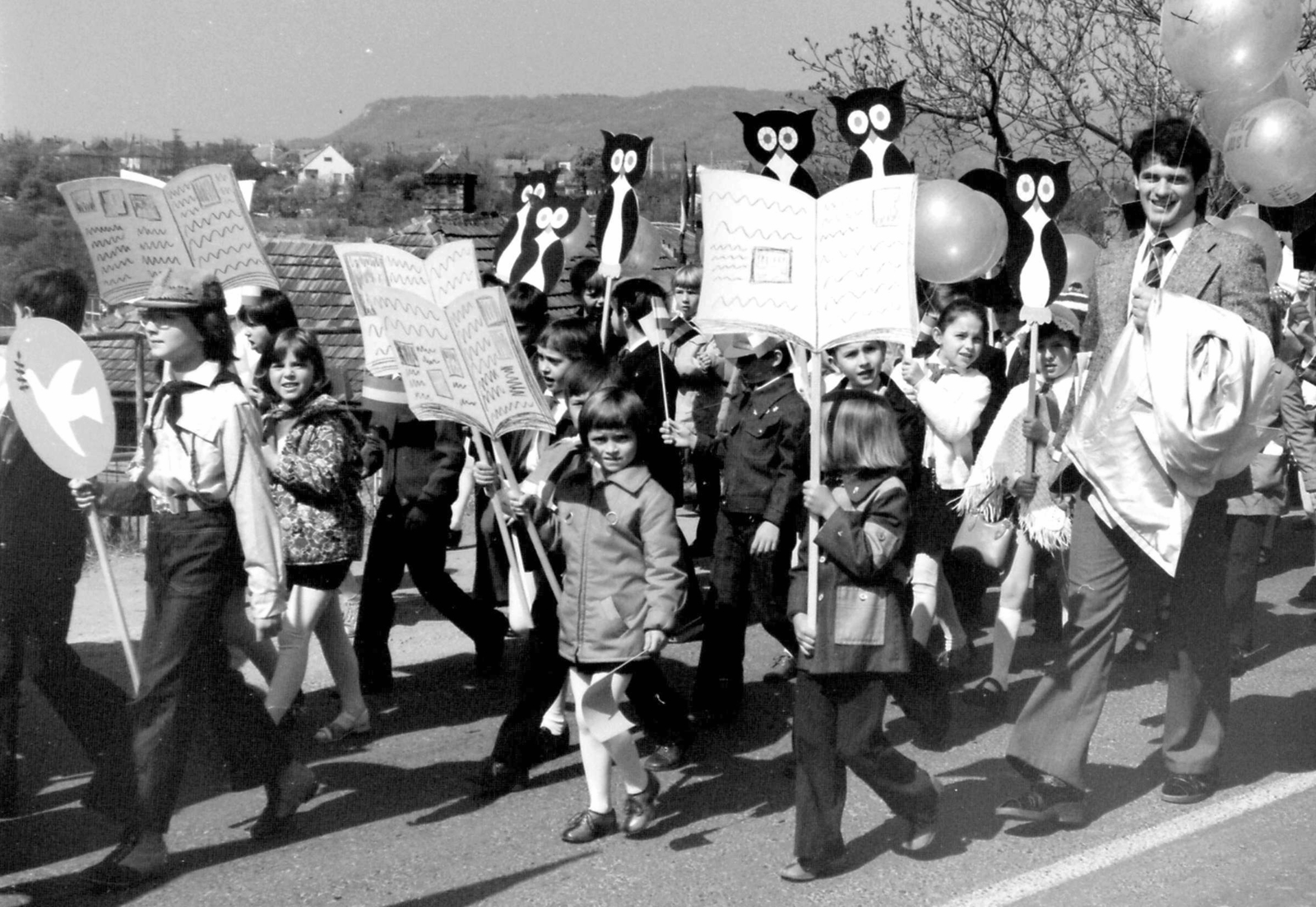 Hungary, Szentendre, Szentlászlói (Lenin) út., 1983, Déri György, school, march, Fortepan #44814