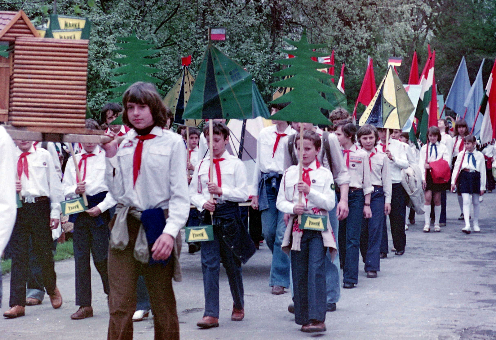 Hungary, Pap Island, Szentendre, május 1-i felvonulás., 1978, Déri György, school, pioneer, colorful, flag, march, 1st of May parade, pioneer belt, Márka-brand, Fortepan #44820