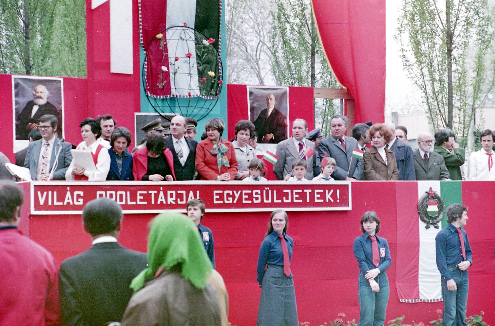 Hungary, Pap Island, Szentendre, május 1-i felvonulás dísztribünje. A dísztribünön jobbról a harmadik Barcsay Jenő festőművész., 1978, Déri György, colorful, flag, Lenin-portrayal, communism, political decoration, 1st of May parade, crest, slogan, Karl Marx-portrayal, banner, Fortepan #44822