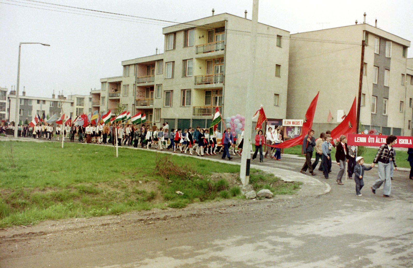 Hungary, Szentendre, Vasvári lakótelep, Deák Ferenc (Aranyossi Pál) utca a Vasvári Pál utca felől., 1978, Déri György, school, colorful, march, 1st of May parade, Fortepan #44823