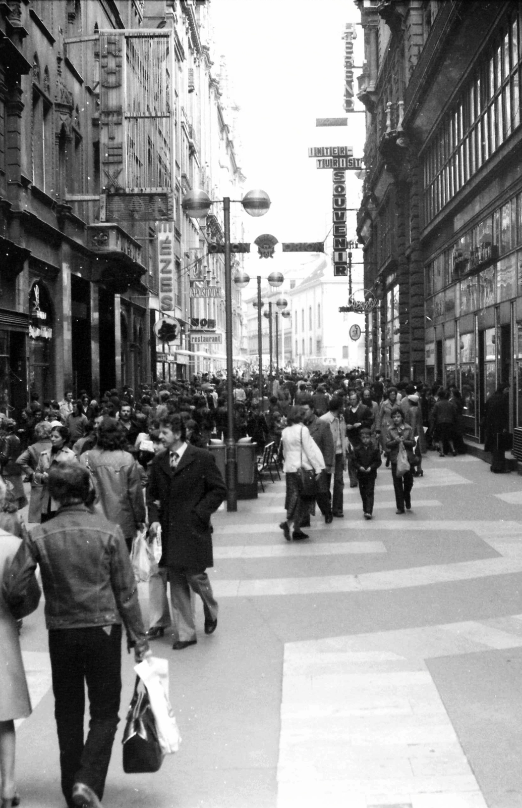 Hungary, Budapest V., Kígyó utca, háttérben a Ferenciek tere (Felszabadulás tér) a ferences templommal, 1983, Déri György, street view, souvenir, Budapest, Fortepan #44824
