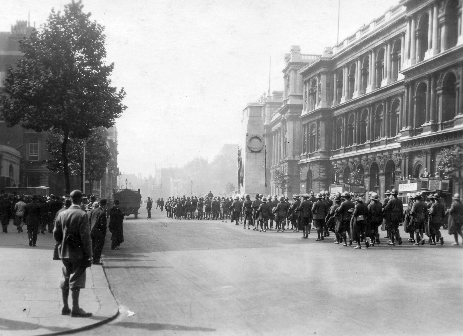 United Kingdom, London, Whitehall, a birkenheadi 3. Nemzetközi Cserkész Világtalálkozó (Jamboree) után Londonban vendégeskedő magyar cserkészek vonulnak a Cenotaph háborús emlékműhöz., 1929, Jurányi Attila, monument, Renaissance Revival, scouting, public building, Edwin Lutyens-design, George Gilbert Scott-design, Fortepan #44840