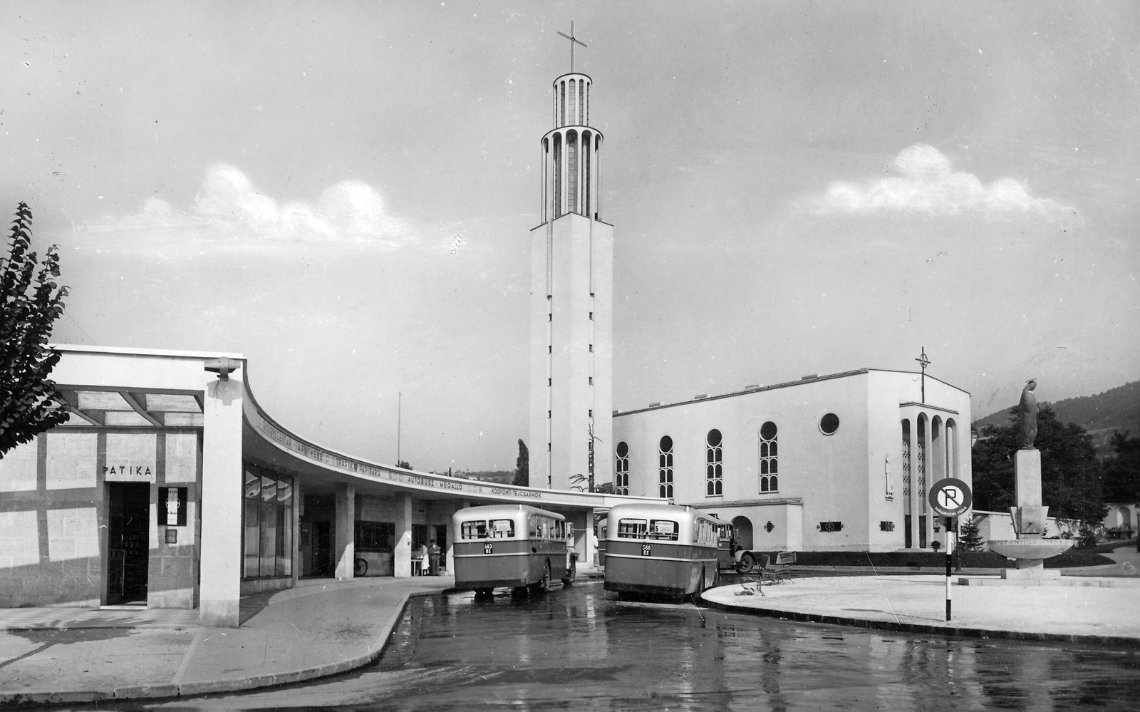 Magyarország, Budapest II., Pasaréti tér, autóbusz-végállomás, háttérben a Páduai Szent Antal-templom., 1940, Jurányi Attila, templom, autóbusz, szobor, utcakép, MÁVAG-márka, buszmegálló, gyógyszertár, MÁVAG N26/36, Budapest, Rimanóczy Gyula-terv, Fortepan #44841