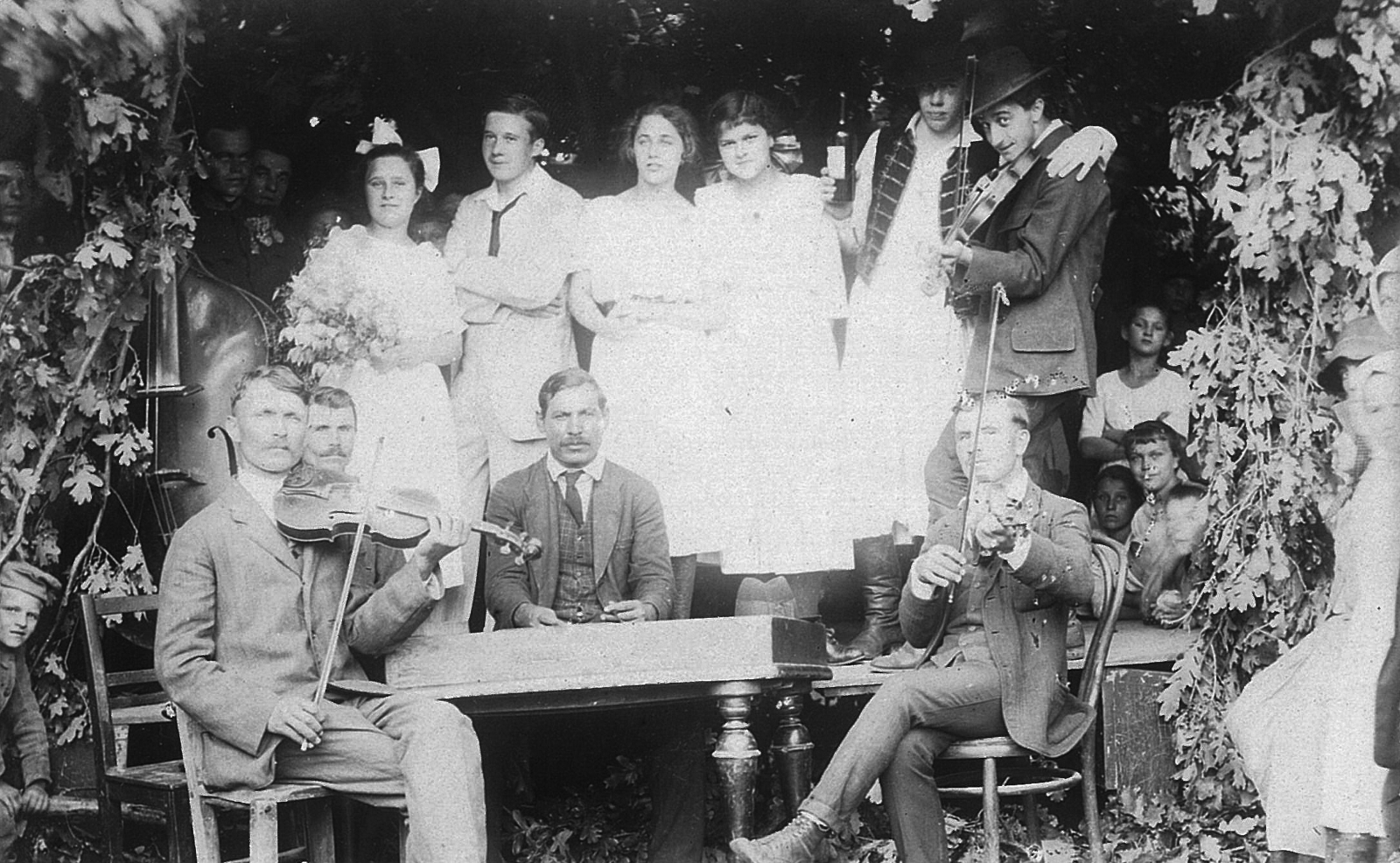 1916, Kövendy Katalin, hangszer, csoportkép, kerthelyiség, italozás, zenekar, hegedű, nagybőgő, cimbalom, lugas, cigányzene, Fortepan #44869