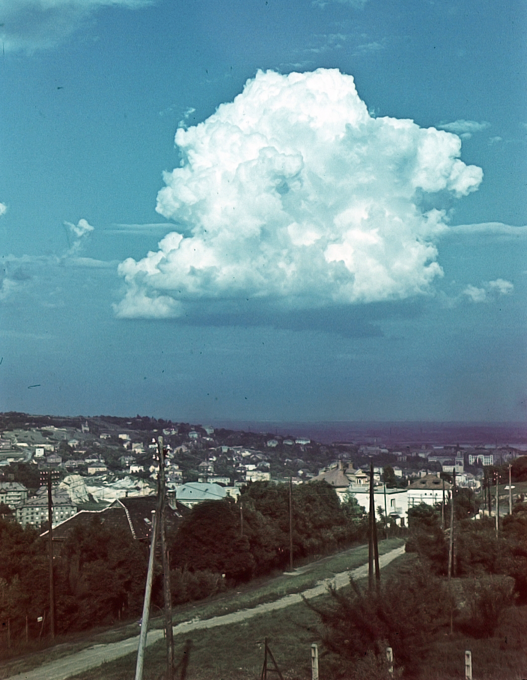 Magyarország, Budapest XII., Sashegyi út a Vas Gereben utca torkolata felé nézve, háttérben balra a Gellért-hegy., 1941, Madarász Géza, színes, felhő, Budapest, Fortepan #44878