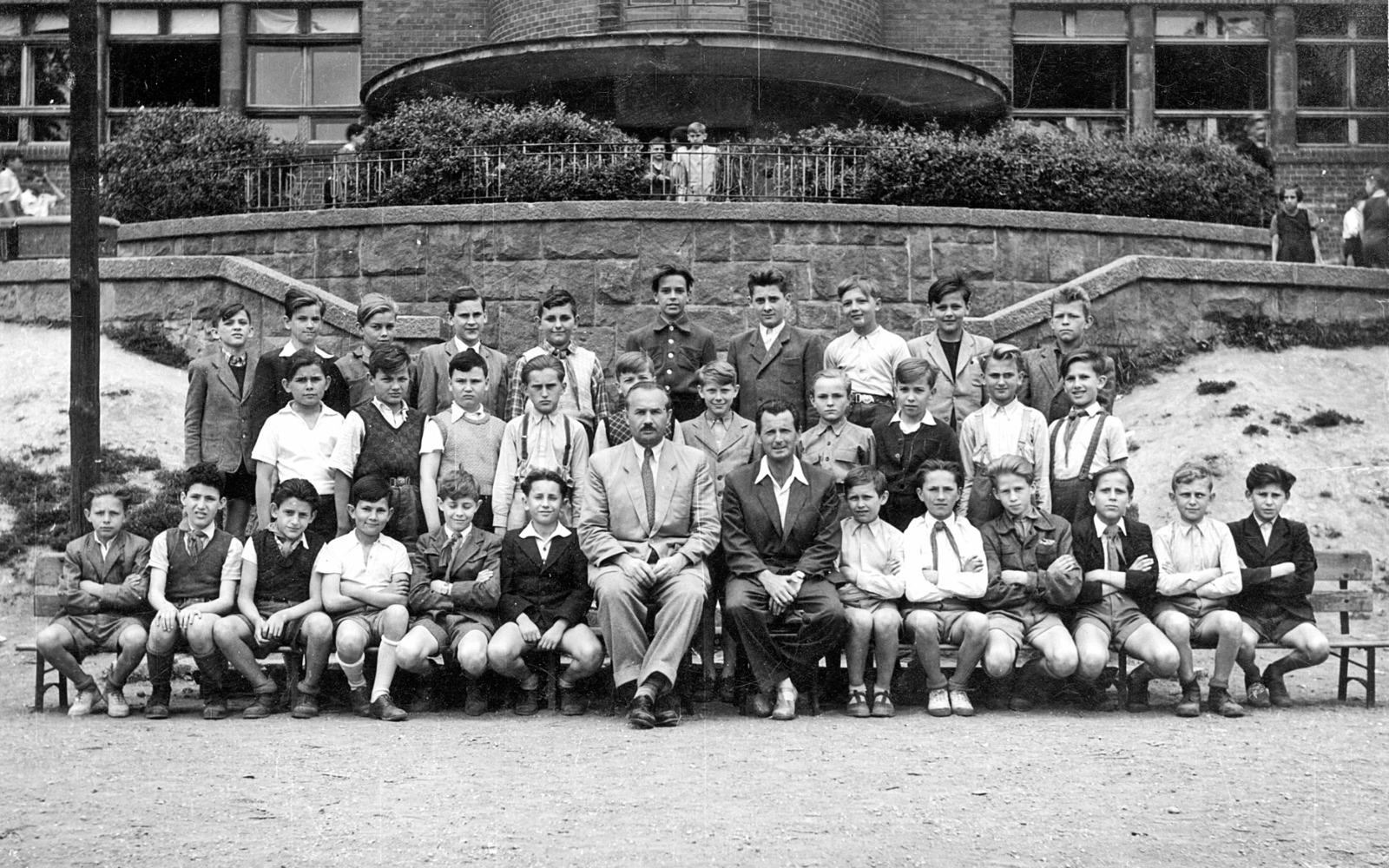 Hungary, Budapest XII., Németvölgyi úti Általános iskola udvara, osztálykép., 1952, Madarász Géza, class photo, Budapest, Fortepan #44885