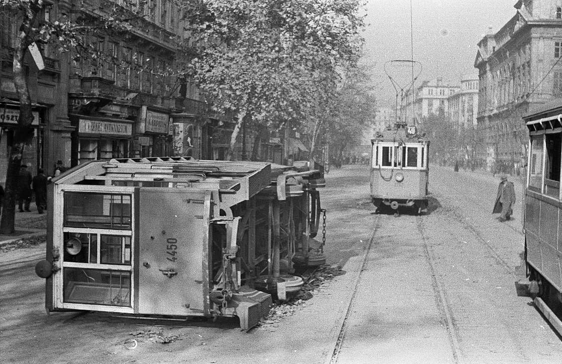 Magyarország, Budapest V., Múzeum körút a Bródy Sándor utcától az Astoria felé nézve., 1956, Madarász Géza, forradalom, villamos, járműroncs, villamos pótkocsi, Budapest, viszonylatszám, Fortepan #44891