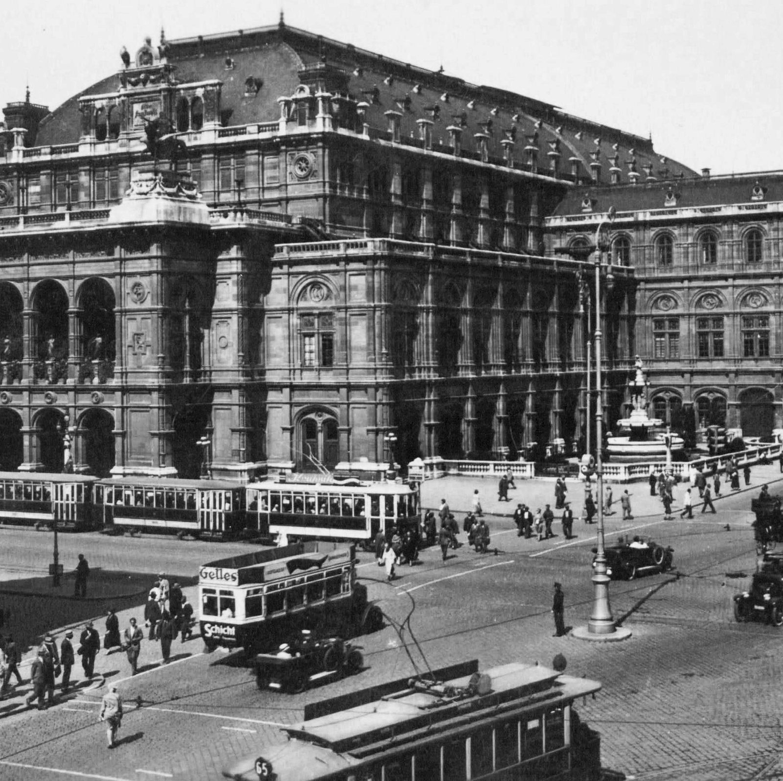 Ausztria, Bécs, Opernring, Operaház., 1932, Máté Zsuzsanna, autóbusz, villamos, neoreneszánsz, opera, tömegközlekedés, August Sicard von Sicardsburg-terv, Eduard van der Nüll-terv, operaház, Fortepan #44897