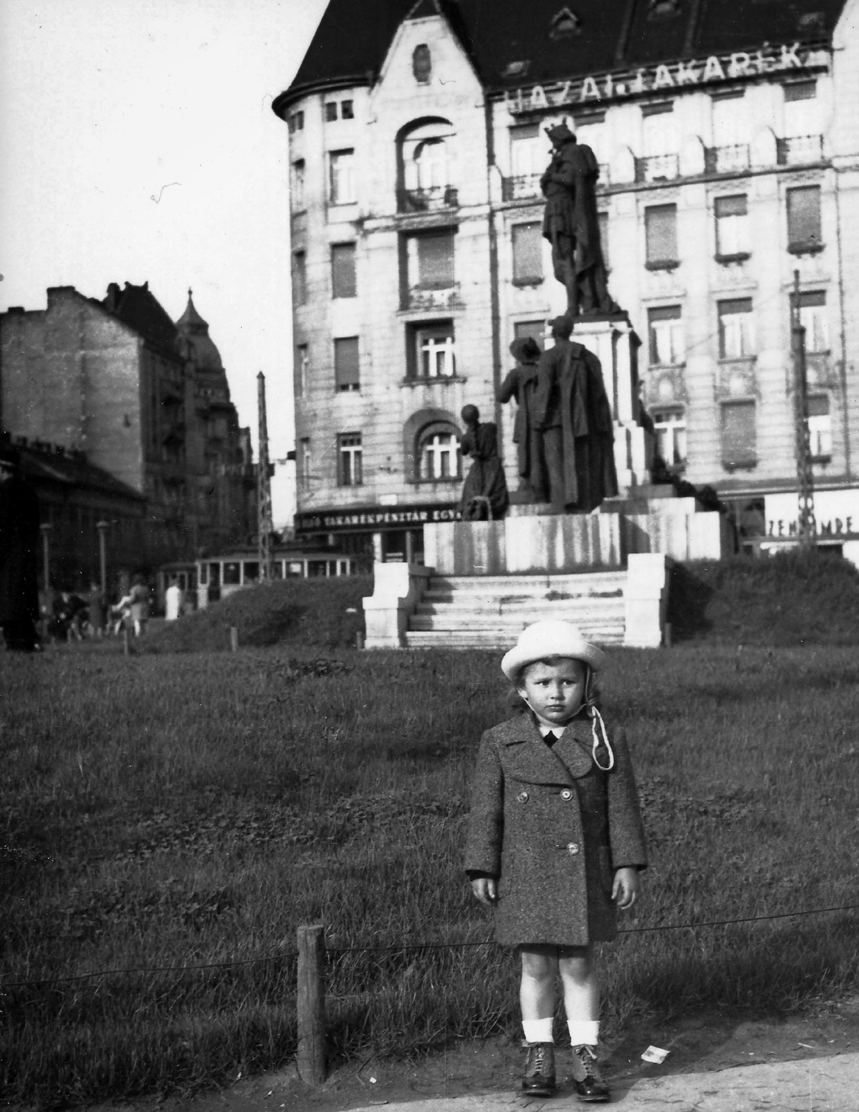 Hungary, Budapest XI., Móricz Zsigmond (Horthy Miklós) körtér, Szent Imre szobor (Kisfaludi Strobl Zsigmond, 1930.)., 1942, TEHTUBE, portrait, sculpture, girl, Budapest, sculptural group, Saint Emeric of Hungary-portrayal, Fortepan #44905