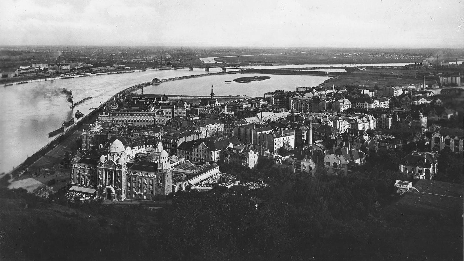 Hungary, Budapest XI., kilátás a Gellérthegyről dél felé. Előtérben a Gellért Gyógyfürdő és a József Műegyetem (később Budapesti Műszaki és Gazdaságtudományi Egyetem), távolabb a Lágymányosi-tó és az Összekötő vasúti híd., 1926, TEHTUBE, ship, bridge, river, hotel, Secession, university, roof, picture, Budapest, Bath house, Art Nouveau architecture, Ármin Hegedűs-design, Artúr Sebestyén-design, Izidor Sterk-design, Budapest University of Technology, Fortepan #44911