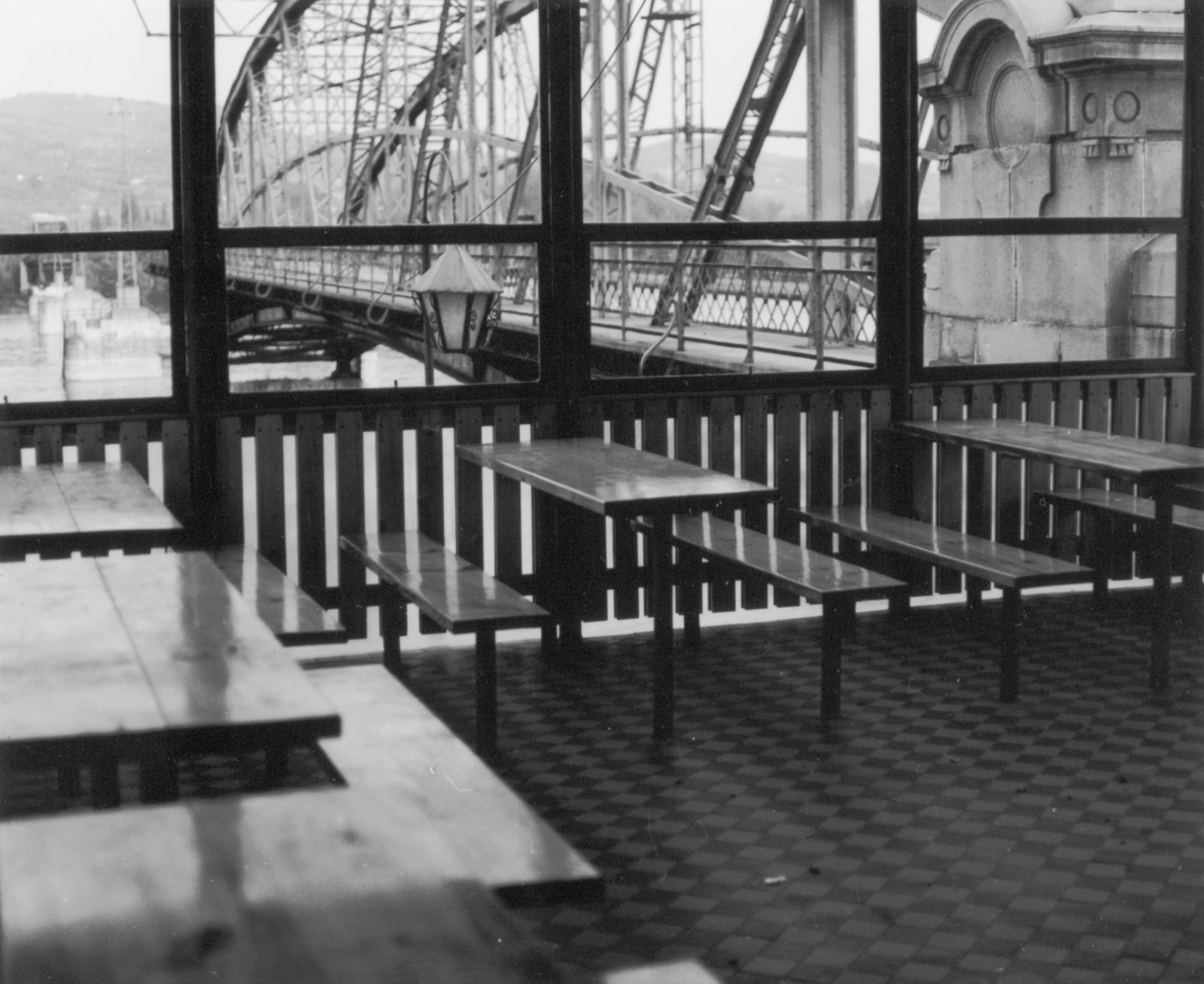 Slovakia, Štúrovo, büfé a Duna-parton, a Mária Valéria híd maradványai., 1980, Willant Anna, Czechoslovakia, bridge, light, espresso, wrecked bridge, János Feketeházy-design, Fortepan #44919