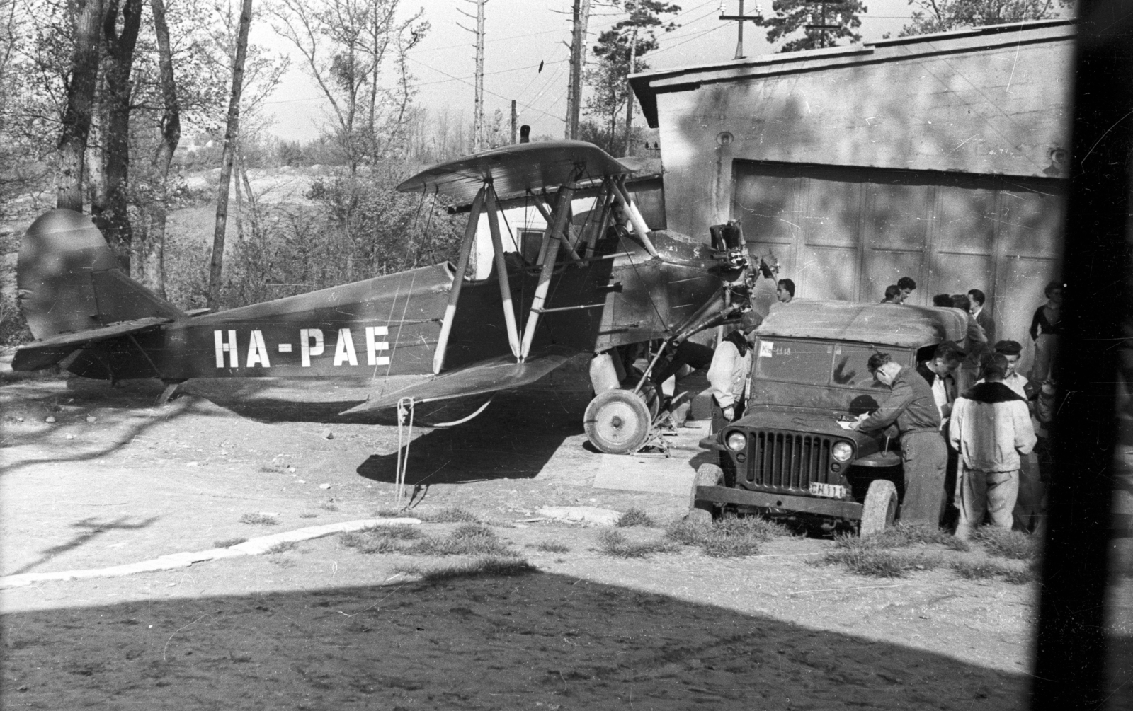 Hungary, Hármashatárhegy Airport, Budapest II., a hangár előtt egy Polikarpov Po-2 típusú repülőgép., 1957, Mészáros Zoltán, transport, american brand, Soviet brand, airplane, hangar, Jeep, airport, Polikarpov-brand, Willys-brand, Budapest, Fortepan #44925