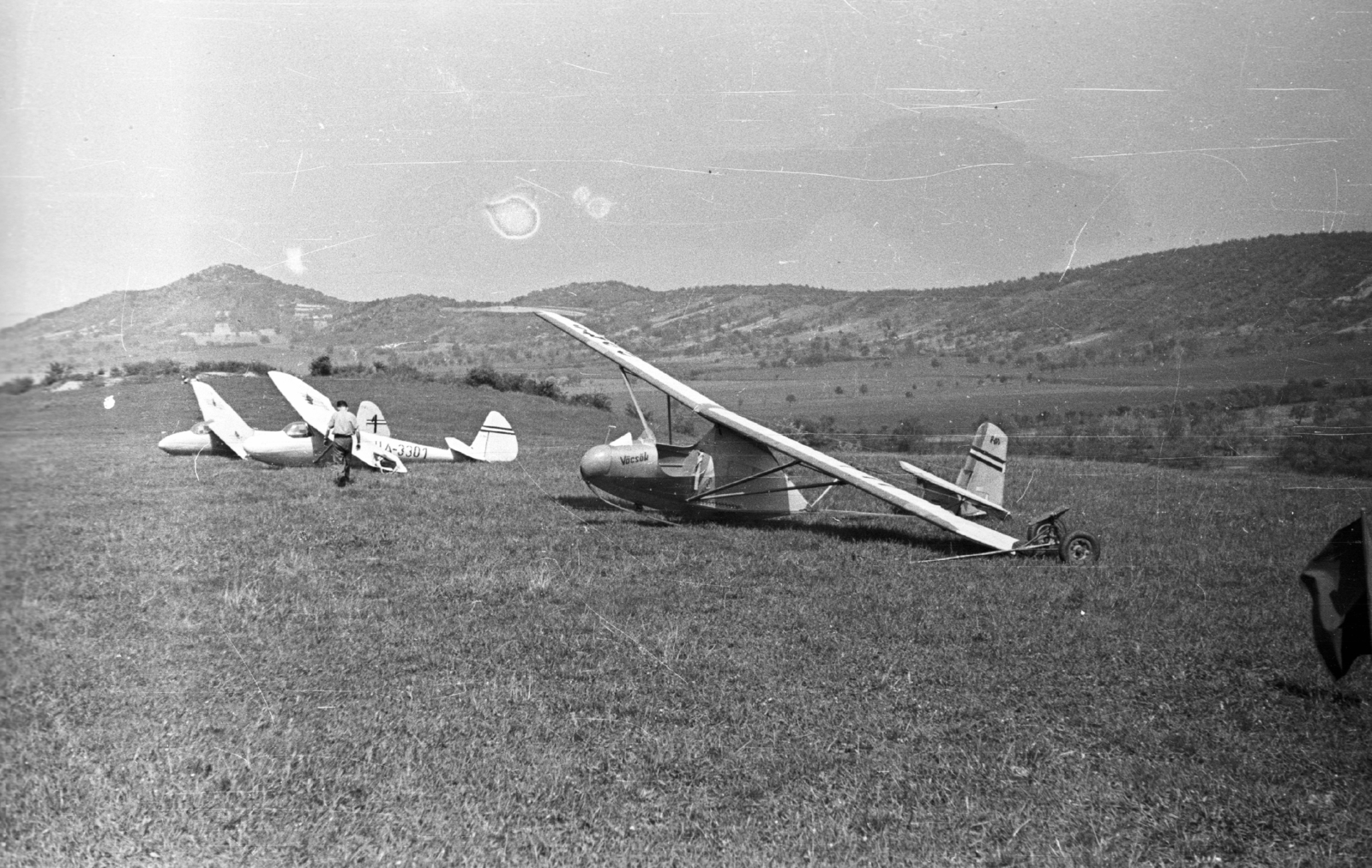 Hungary, Hármashatárhegy Airport, Budapest II., előtérben egy Rubik R-07 Vöcsök, hátrébb Rubik 08 D-Pilis vitorlázó repülőgépek., 1957, Mészáros Zoltán, Hungarian brand, airport, sailplane, Budapest, Fortepan #44927