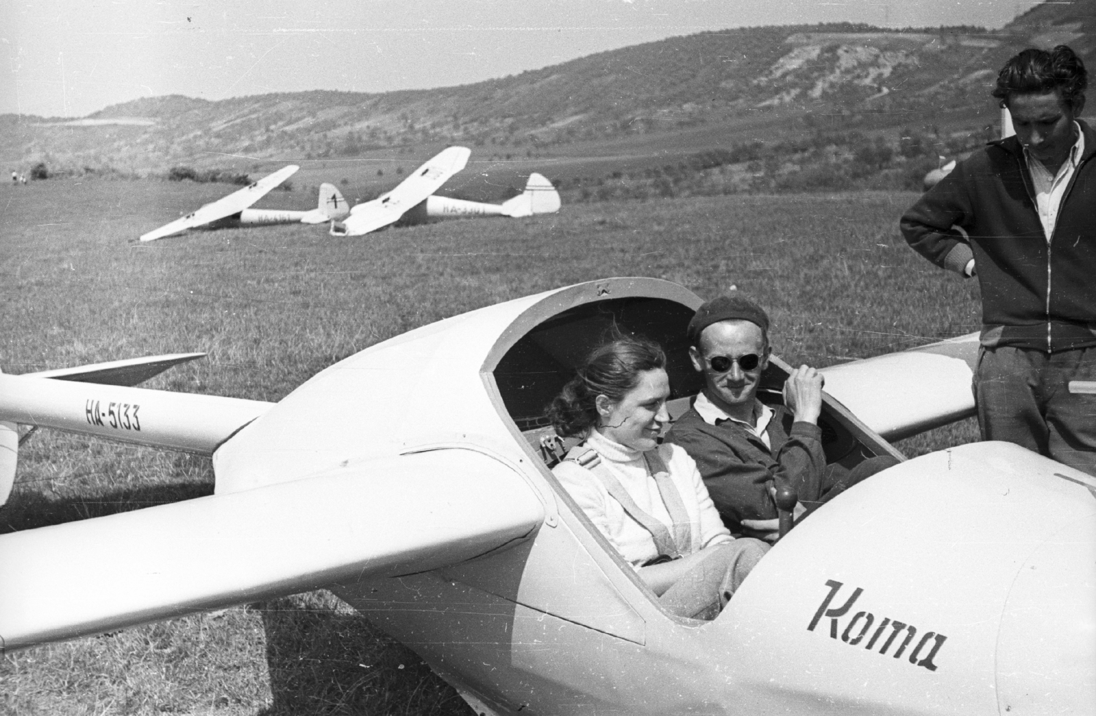 Hungary, Hármashatárhegy Airport, Budapest II., előtérben egy Rubik R-15 Koma, hátrébb Rubik R 08 D-Pilis és egy C-2 Cinke vitorlázó repülőgép. , 1957, Mészáros Zoltán, Hungarian brand, pilot, airport, sailplane, Budapest, Fortepan #44930