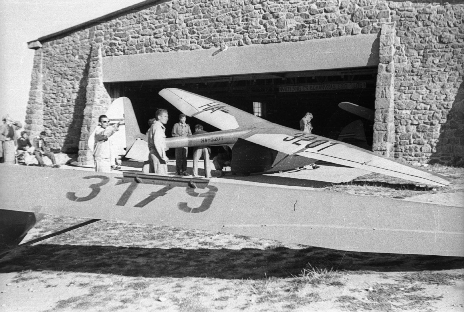 Hungary, Hármashatárhegy Airport, Budapest II., a felső hangár bejáratánál egy Kemény K-02 Szellő típusú vitorlázó repülőgép., 1958, Mészáros Zoltán, Hungarian brand, hangar, airport, sailplane, Budapest, Fortepan #44943