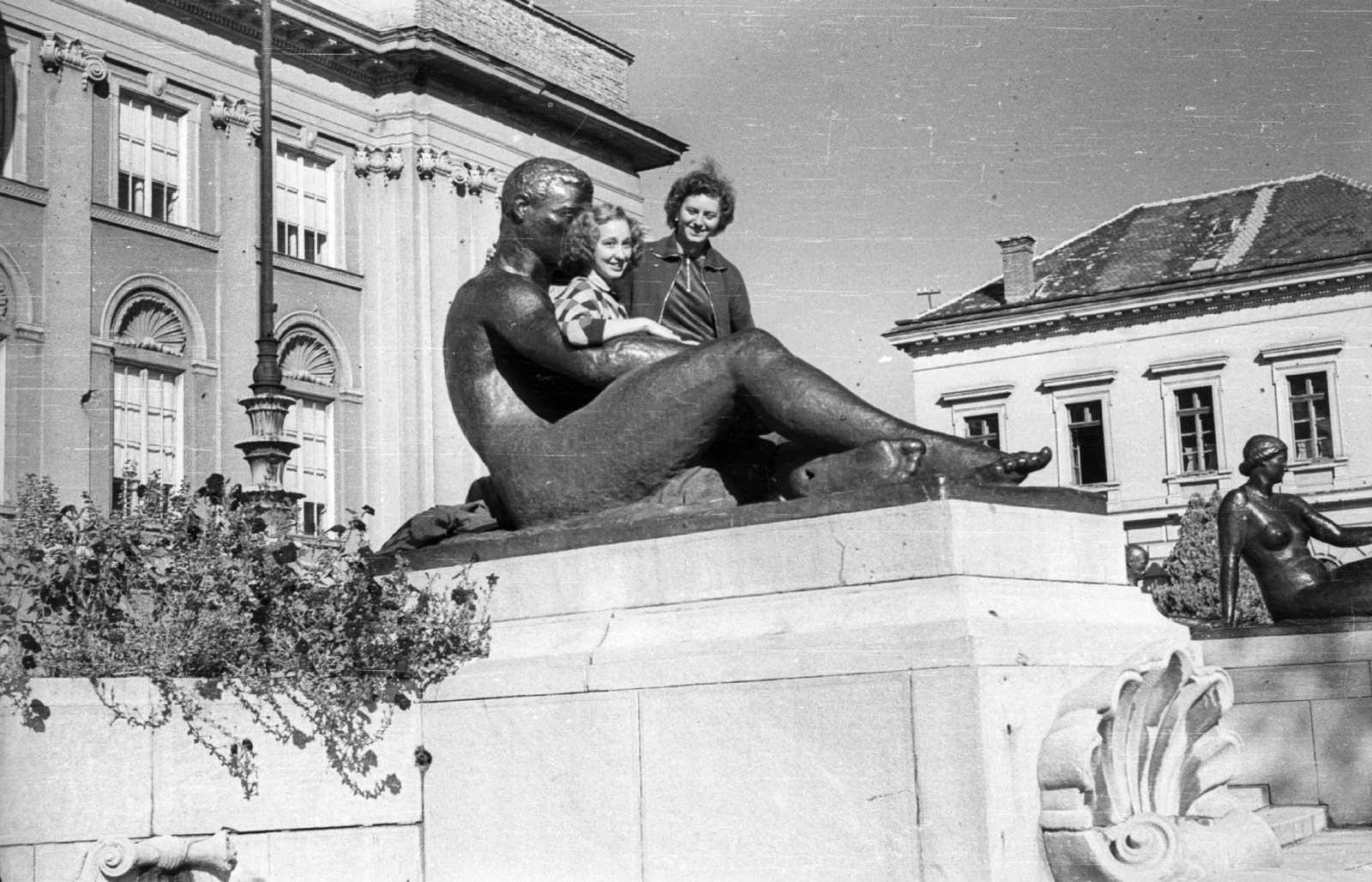 Hungary, Debrecen, Déri Múzeum, Medgyessy Ferenc szobrai közül a Tudomány és a Művészet (1930)., 1958, Mészáros Zoltán, sculpture, women, museum, Neo-Baroque-style, nude figure, Dénes Györgyi-design, Aladár Münnich-design, sitting on a sculpture, Fortepan #44961