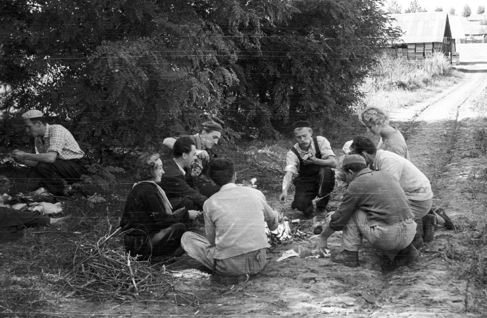 Hungary, Tolcsva, Kertészeti Főiskola hallgatói., 1958, Mészáros Zoltán, women, men, genre painting, bacon roasting, companionship, Fortepan #44966