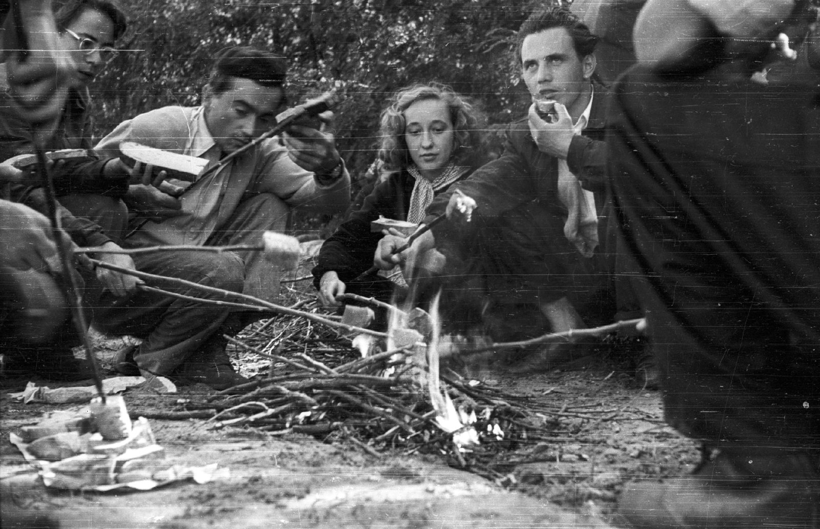 Hungary, Tolcsva, 1958, Mészáros Zoltán, women, men, genre painting, bacon roasting, companionship, fire, Fortepan #44967