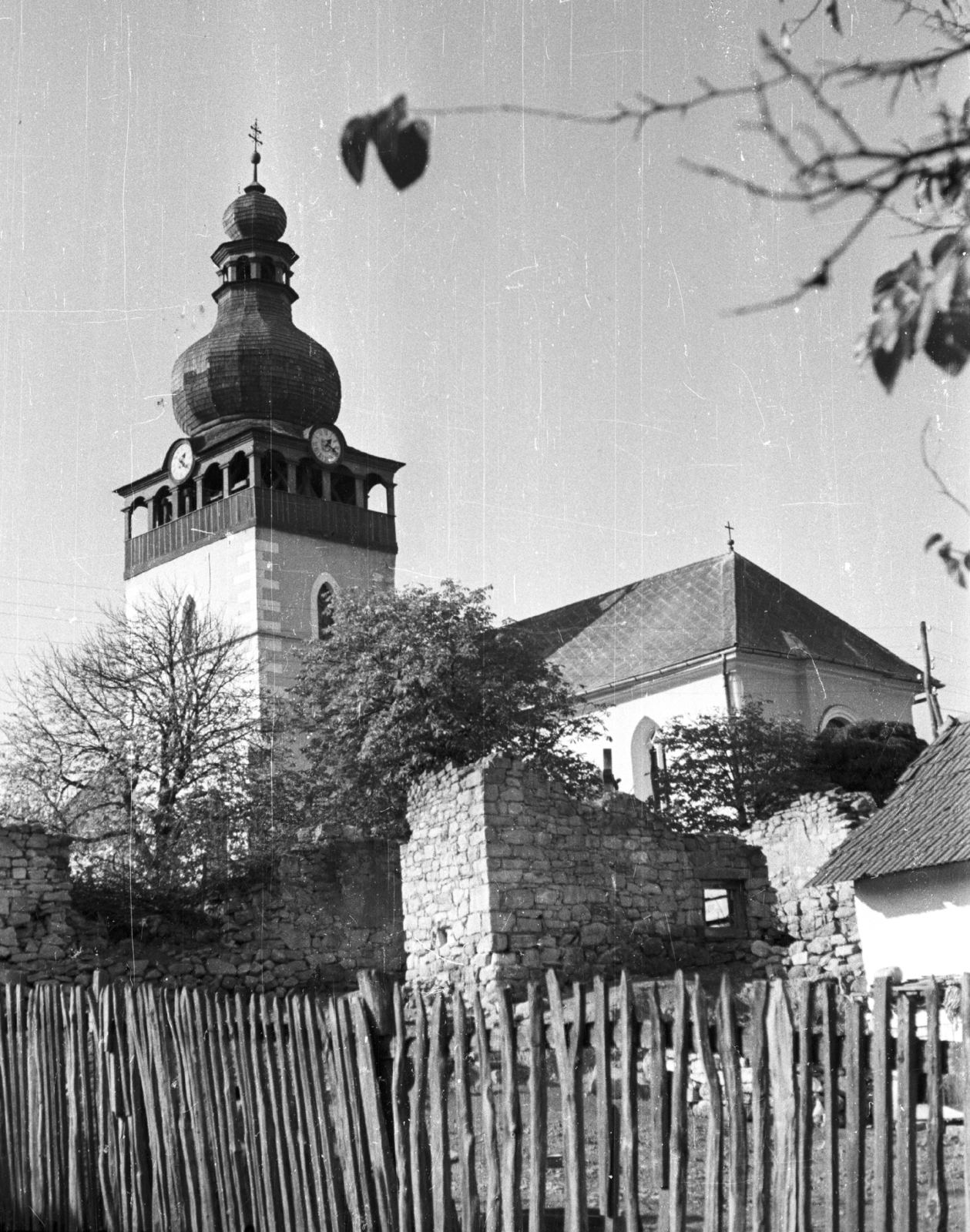 Hungary, Tolcsva, római katolikus templom., 1958, Mészáros Zoltán, watch, lath fence, Fortepan #44971
