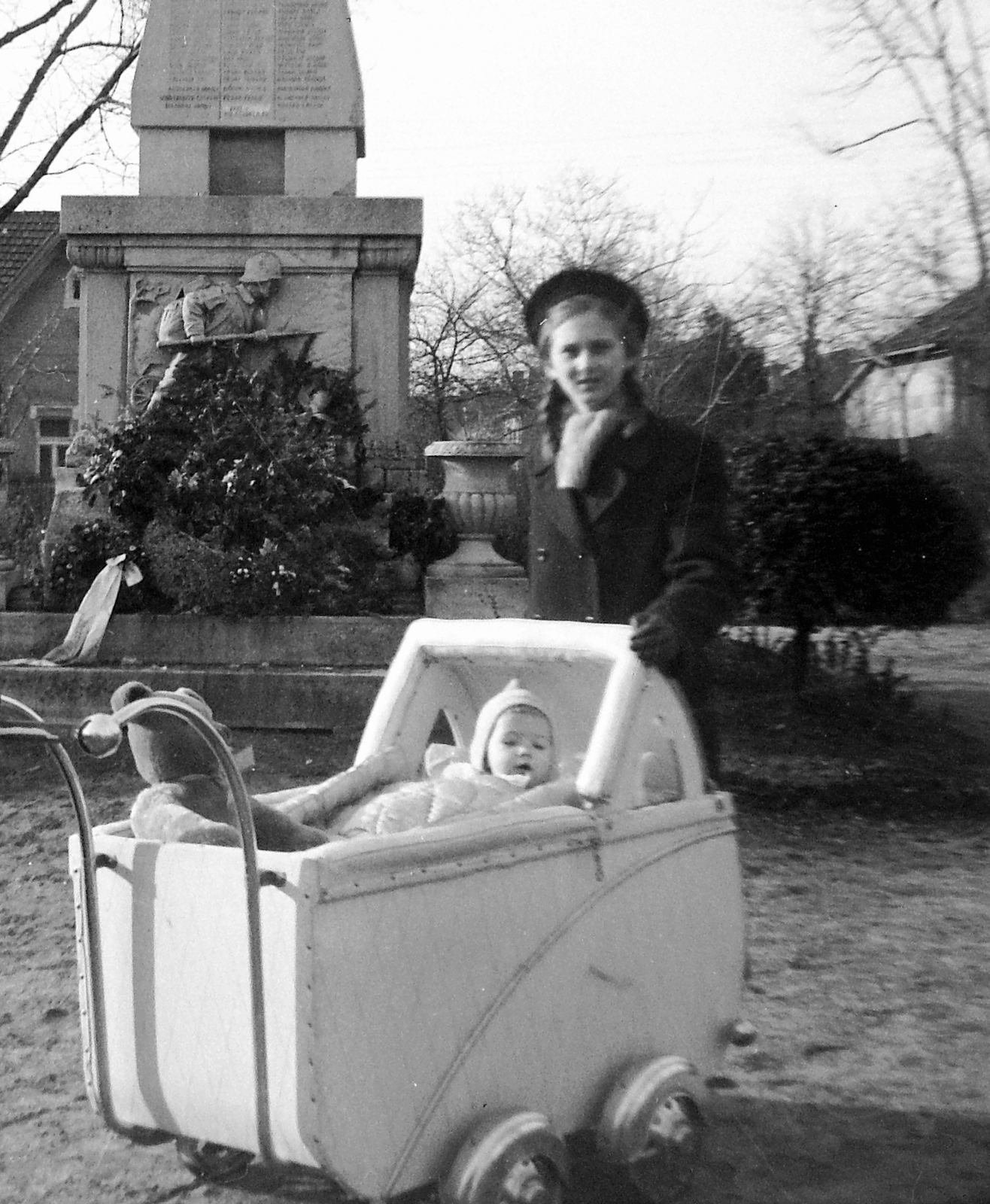 Hungary, Budapest XVII., Rákosliget, Hősök tere, I. világháborús emlékmű., 1943, Fortepan, baby carriage, wreath, Budapest, Fortepan #4499