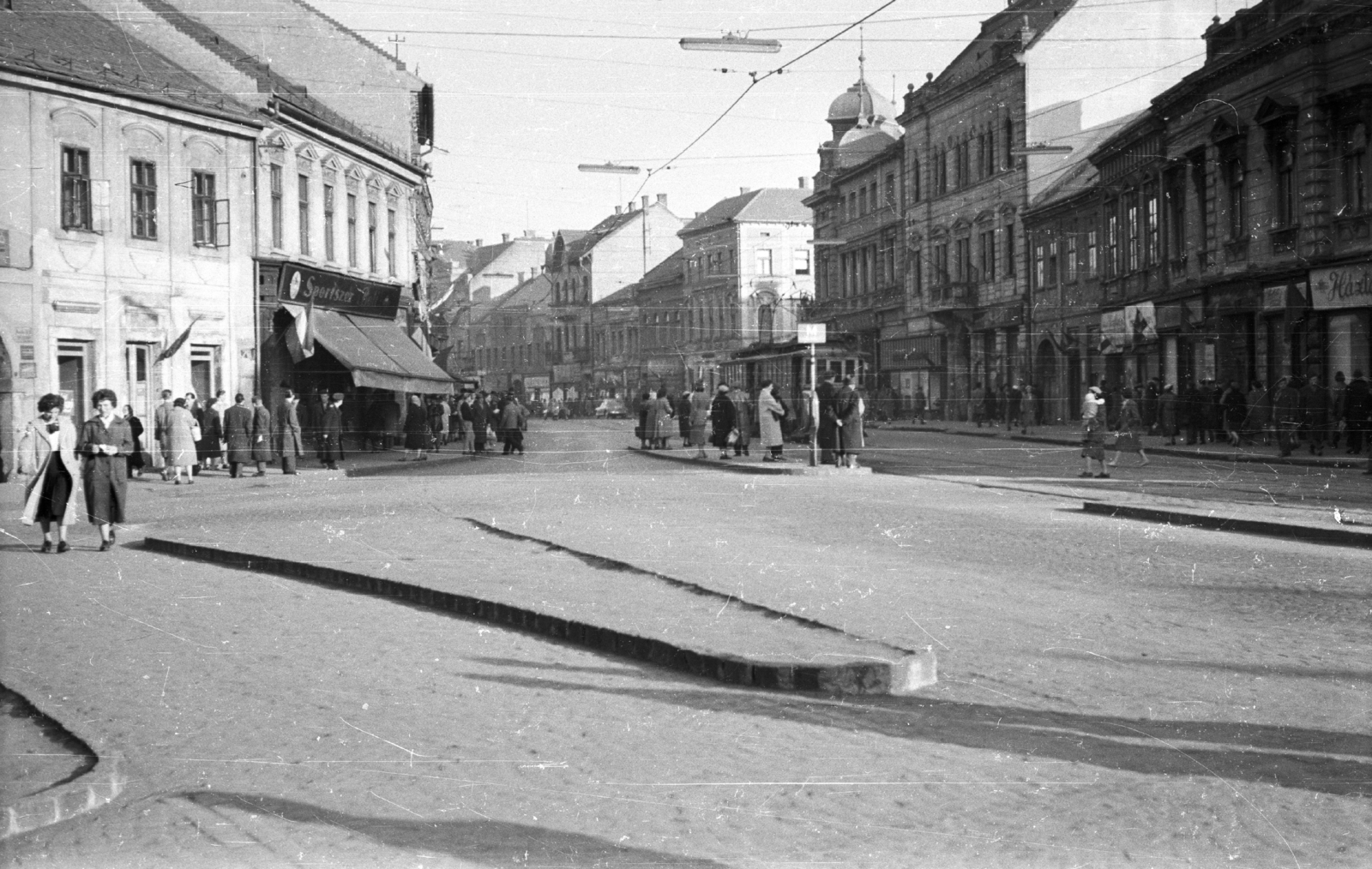 Hungary, Miskolc, Városház tér a Széchenyi utca felé nézve., 1959, Mészáros Zoltán, pedestrian, street view, genre painting, tram, tram stop, safety island, Fortepan #44992