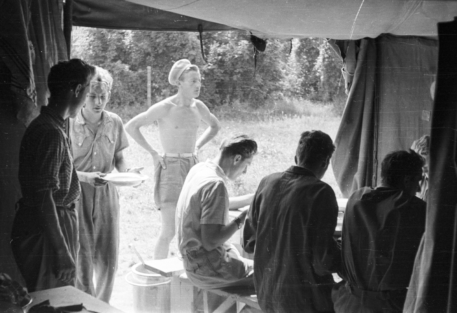 Hungary, Hármashatárhegy Airport, Budapest II., ebédlősátor., 1959, Mészáros Zoltán, meal, genre painting, tent, beret, Budapest, Fortepan #45021