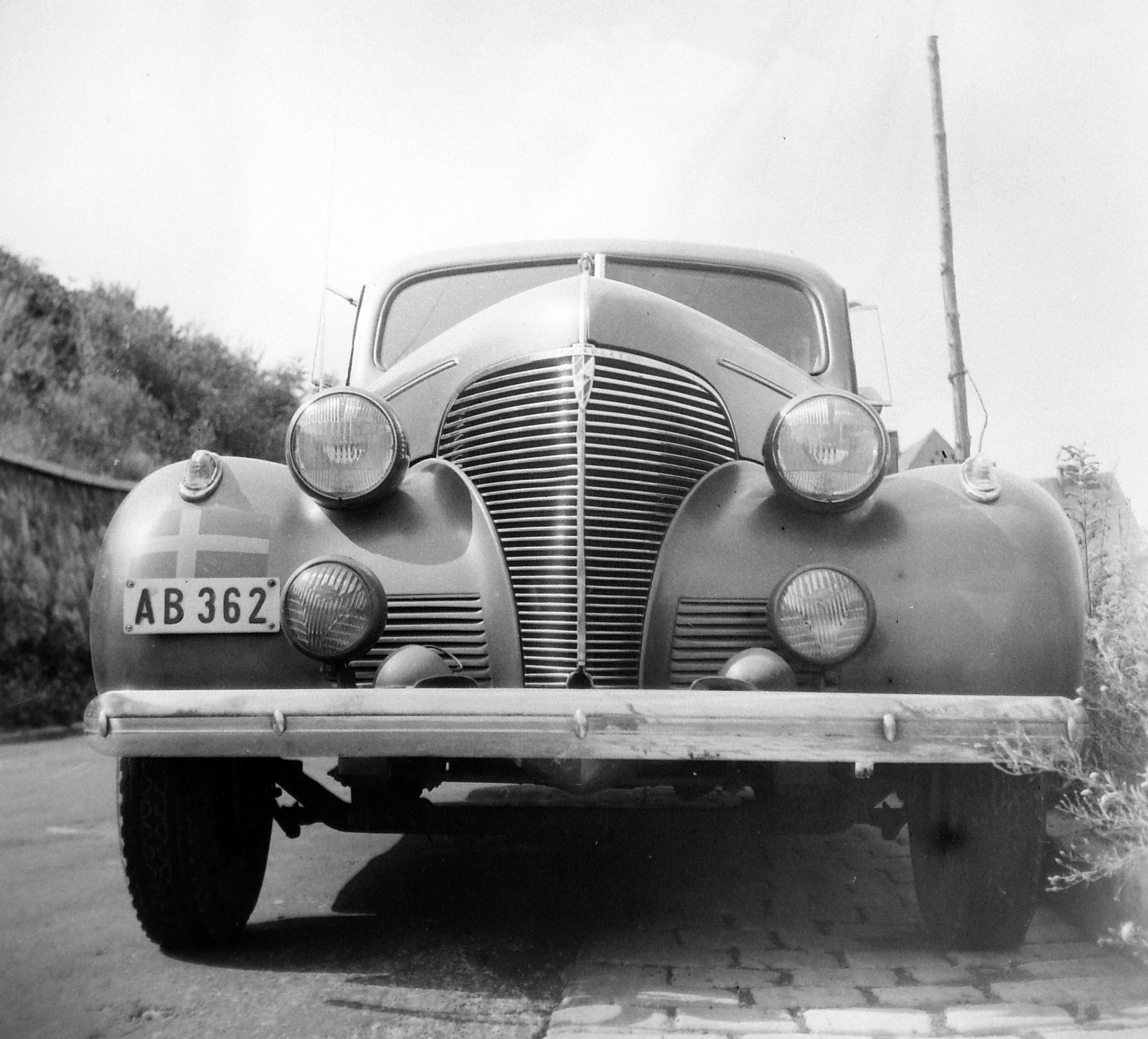 Hungary, Budapest XII., Hegyalja út. A svéd követség Chevrolet Master 85 Town Sedan típusú személygépkocsija., 1949, Fortepan, american brand, Chevrolet-brand, automobile, number plate, Budapest, Fortepan #4504