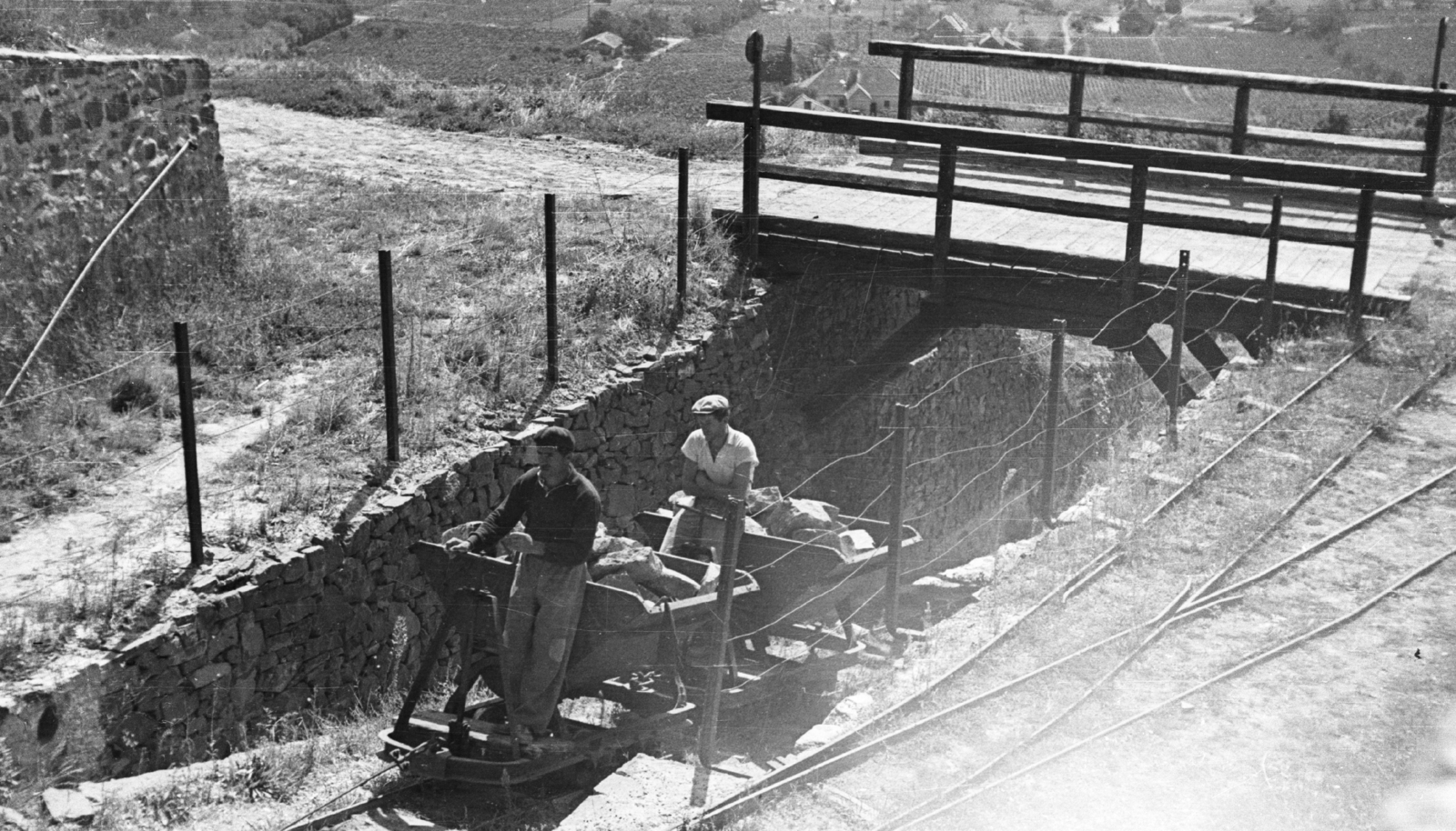 Hungary,Lake Balaton, Badacsonytomaj, kőszállítás csillével., 1959, Mészáros Zoltán, railway, bridge, mining, railway cart, Fortepan #45046