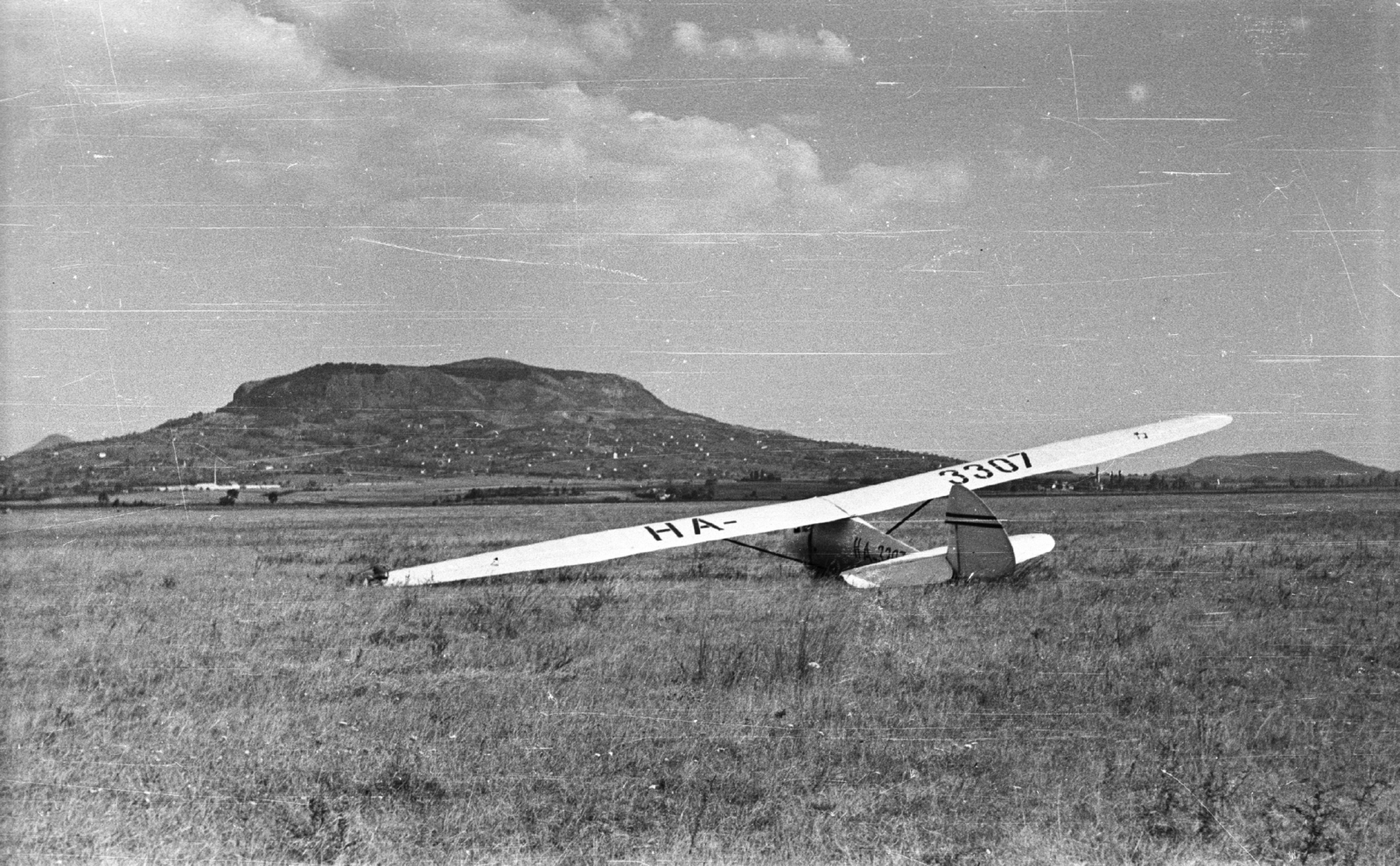 Hungary, Tapolca, repülőtér, Szent György-hegy, jobbra hátul a Badacsony látható. Előtérben egy Rubik D-Pilis típusú vitorlázó repülőgép., 1959, Mészáros Zoltán, Hungarian brand, landscape, airport, sailplane, Fortepan #45051