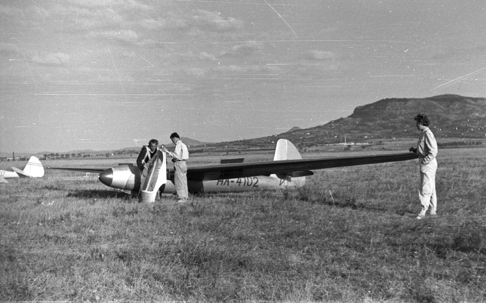 Hungary, Tapolca, repülőtér, Szent György-hegy, előtérben egy Rubik R-22 Június 18 típusú vitorlázó repülőgép., 1959, Mészáros Zoltán, Hungarian brand, airport, sailplane, Fortepan #45052