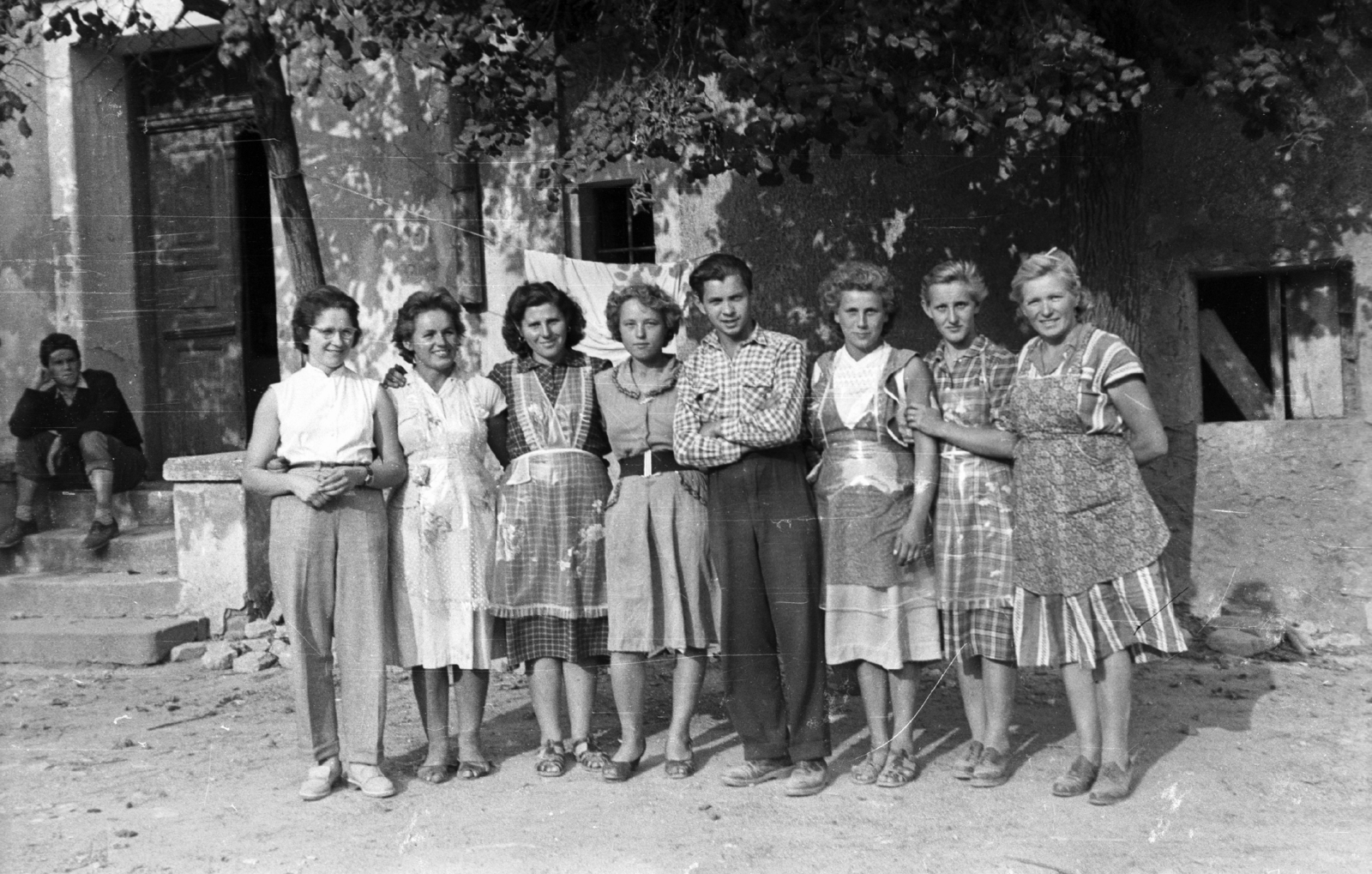 Hungary, Balatonakali, szőlész brigád., 1959, Mészáros Zoltán, tableau, women, apron, arms crossed over the chest, Fortepan #45057