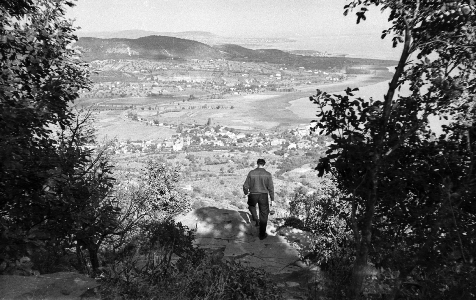 Hungary,Lake Balaton, Badacsonytomaj, kilátás Badacsonyról Badacsonytomaj felé, mögötte Badacsonyörs és az Örsi hegy., 1959, Mészáros Zoltán, view, Fortepan #45068