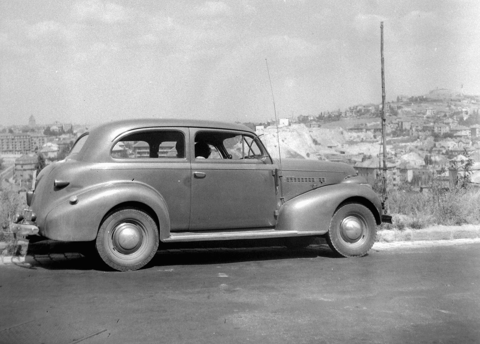 Hungary, Budapest XII., Hegyalja út, látkép a Sas-hegyről. A svéd követség Chevrolet Master 85 Town Sedan típusú személygépkocsija., 1949, Fortepan, american brand, Chevrolet-brand, automobile, Budapest, Fortepan #4507