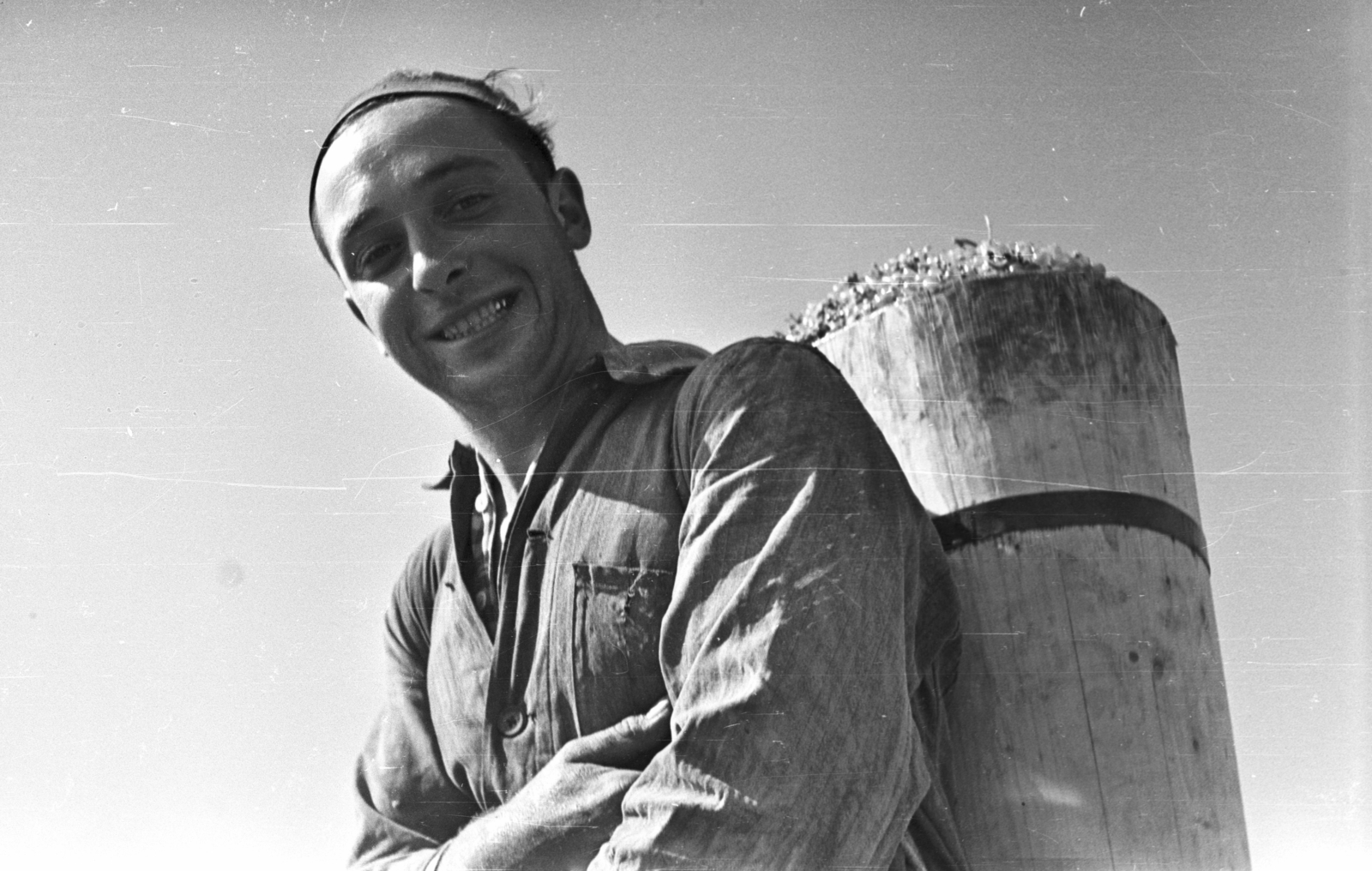 Hungary,Lake Balaton, Badacsonytomaj, szüret., 1959, Mészáros Zoltán, portrait, harvest, smile, grape, wooden butte, Fortepan #45082
