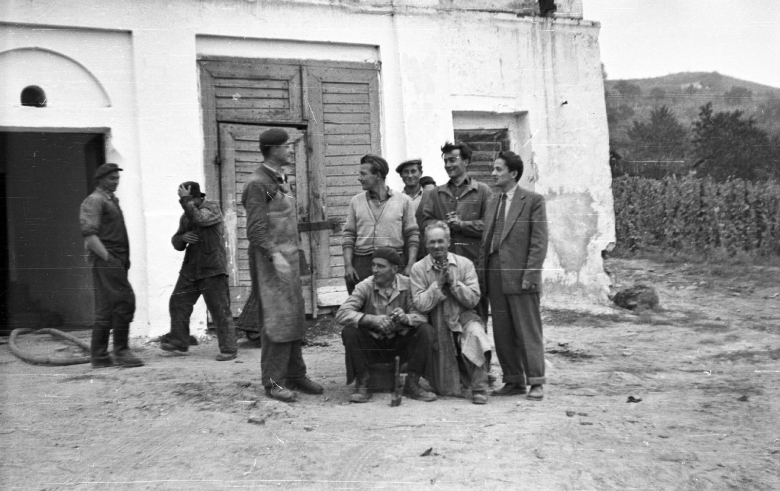 Hungary, Somlóvásárhely, szőlőültetvény és borászat a Somló oldalában. „Pincebrigád”, borászok a pince előtt., 1959, Mészáros Zoltán, tableau, working clothes, beret, apron, Fortepan #45099