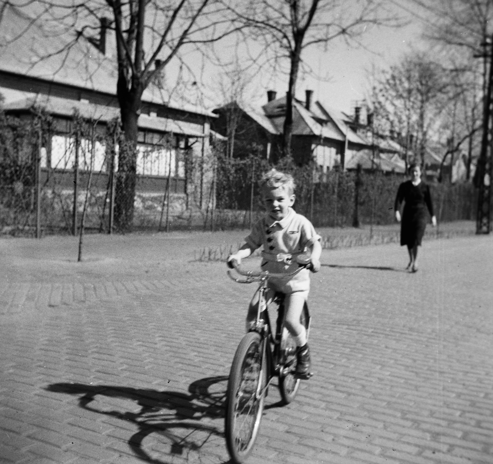 Magyarország, Budapest XXI., Déli utca a 7. számú háztól a Vasút sor felé nézve., 1937, Korbuly, kerékpár, utcakép, kisfiú, nyár, kerítés, nő, Weiss Manfréd-márka, Haidekker-márka, Budapest, Fortepan #4510