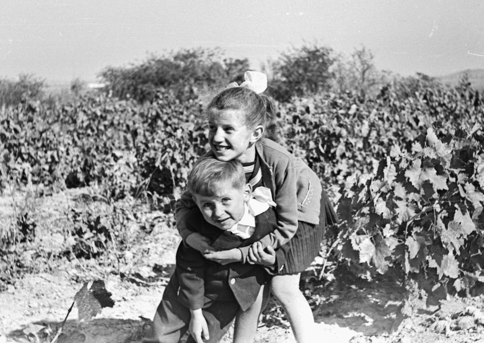 Hungary, Felsőnána, 1959, Mészáros Zoltán, kid, tableau, jesting, grape, ribbon, pleated skirt, sailor blouse, Fortepan #45117