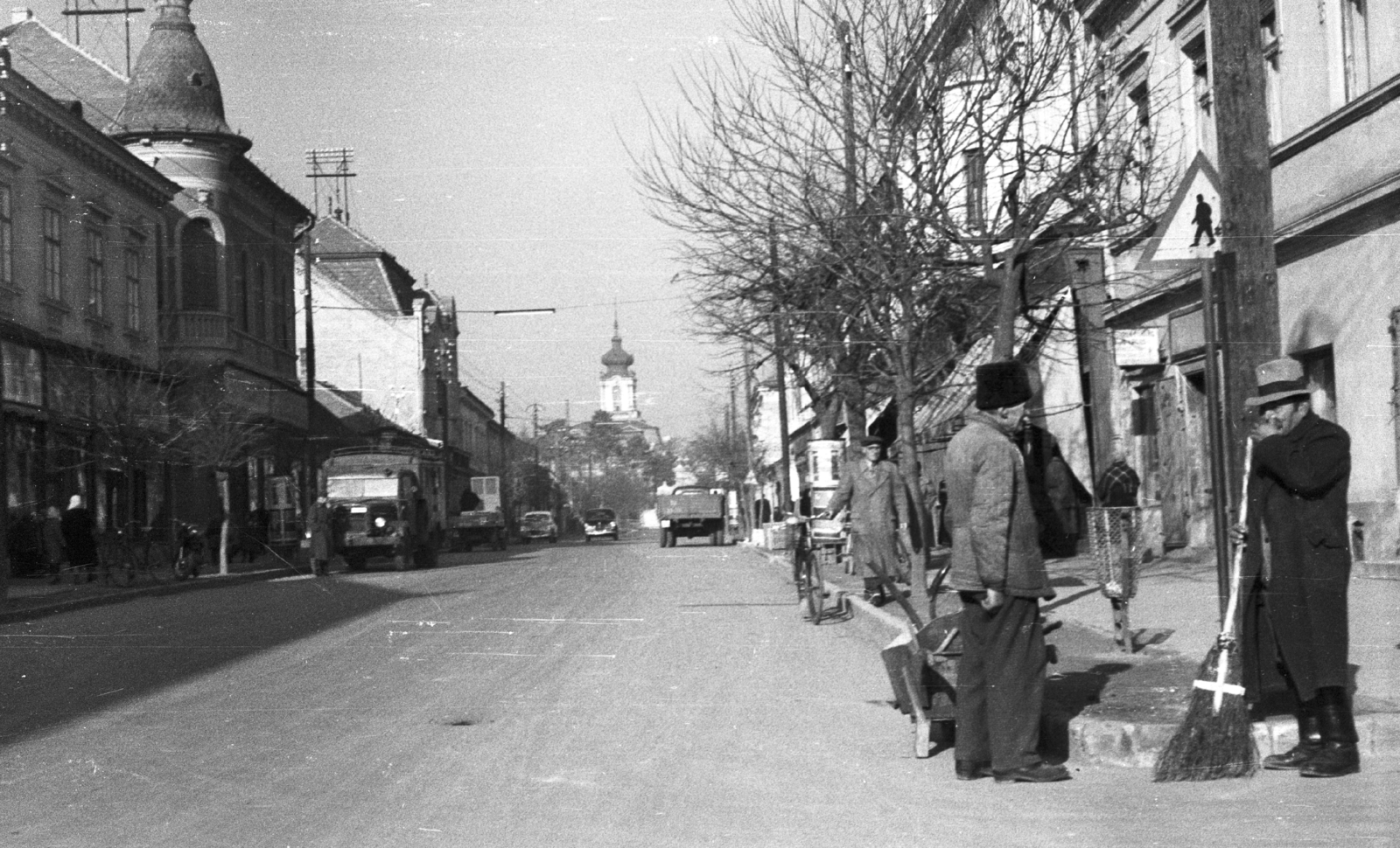 Hungary,Lake Balaton, Keszthely, Kossuth Lajos utca, háttérben a Festetics-kastély., 1959, Mészáros Zoltán, traffic, commercial vehicle, street view, sweeper, Fortepan #45137
