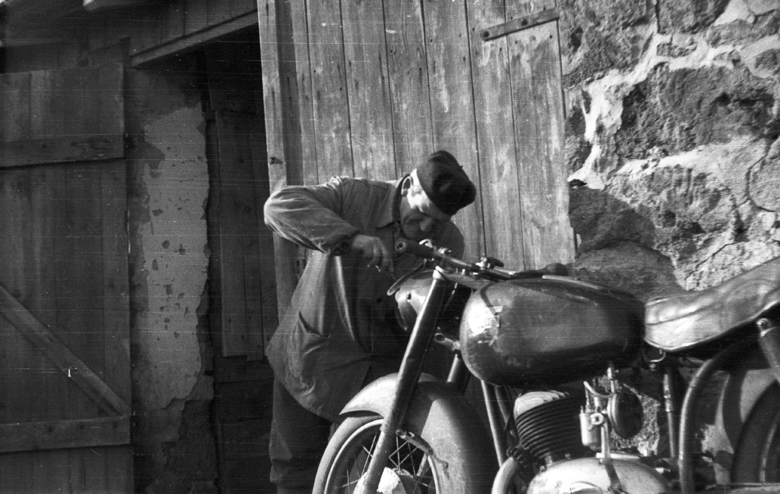 Hungary,Lake Balaton, Badacsonytomaj, 1959, Mészáros Zoltán, motorcycle, Csepel-brand, beret, Fortepan #45140
